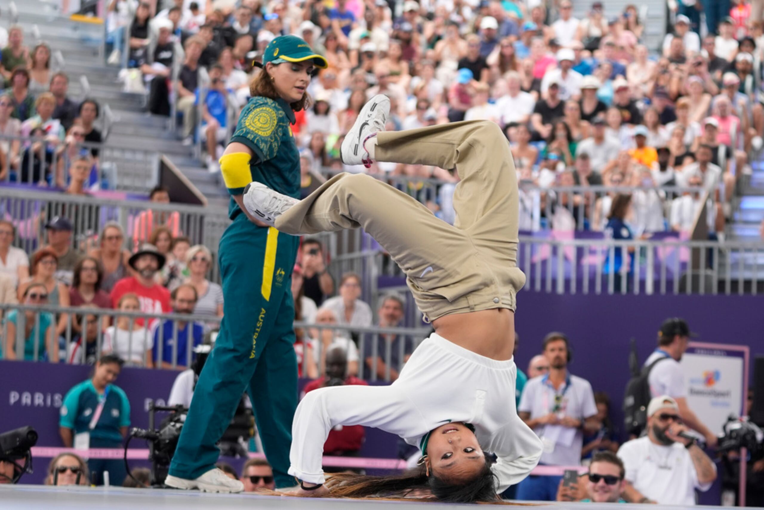 Logan Edra de Estados Unidos, conocida como B-Girl Logistx, y Rachael Gunn de Australia, conocida como B-Girl Raygun, compiten durante la Batalla Round Robin en la competencia de breaking en el Parque Urbano de La Concorde en los Juegos Olímpicos de Verano 2024, el 9 de agosto de 2024, en París, Francia.