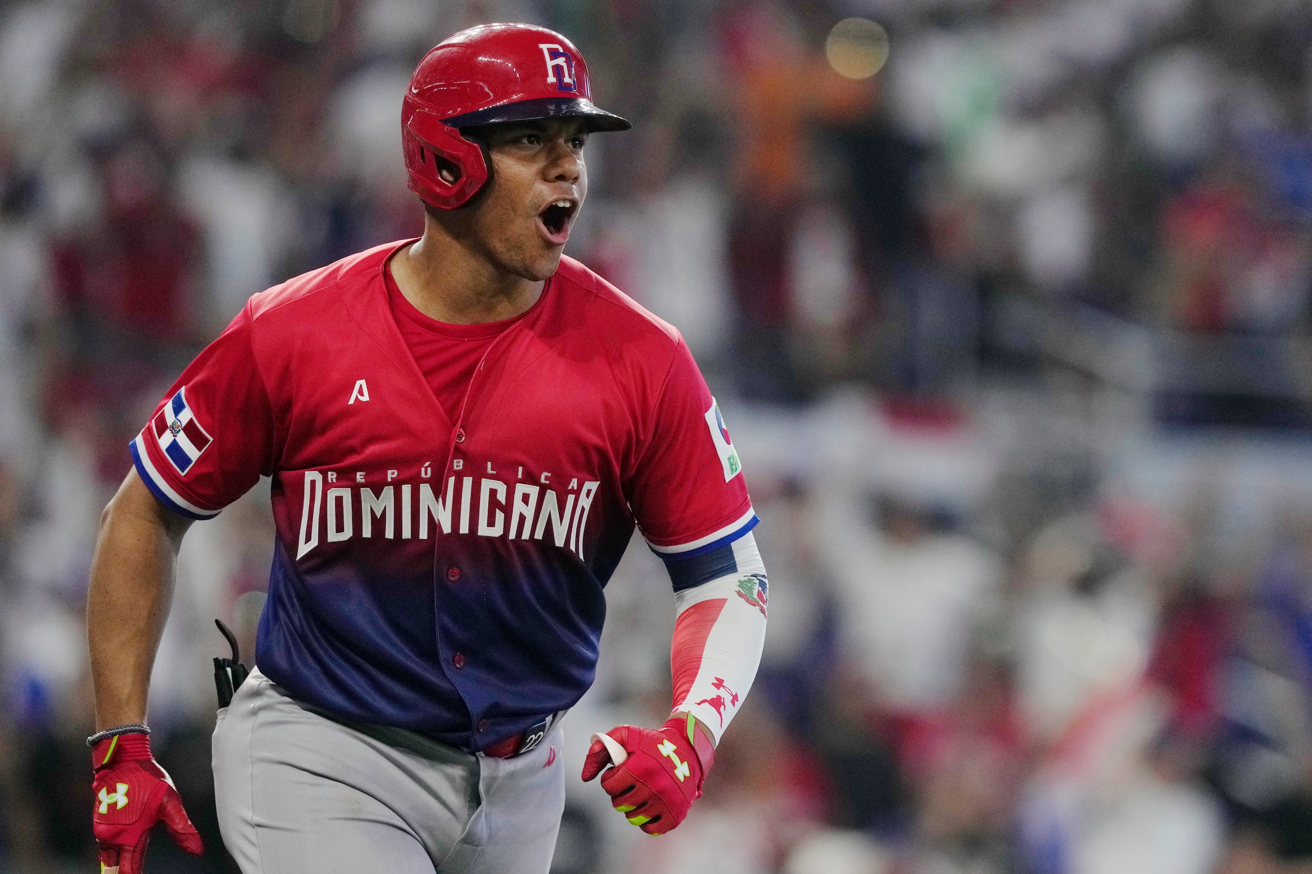 Juan Soto de la República Dominicana reacciona tras disparar un jonrón ante Nicaragua en el Clásico Mundial de Béisbol.