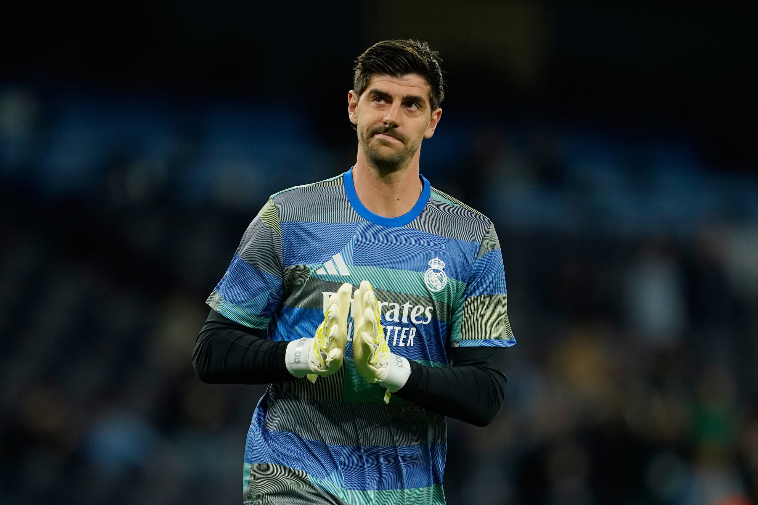 El arquero del Real Madrid Thibaut Courtois previo al calentamiento del partido contra Manchester City en los octavos de final de la Liga de Campeones, el martes 17 de marzo de 2026, en Manchester. (AP Foto/Dave Thompson)