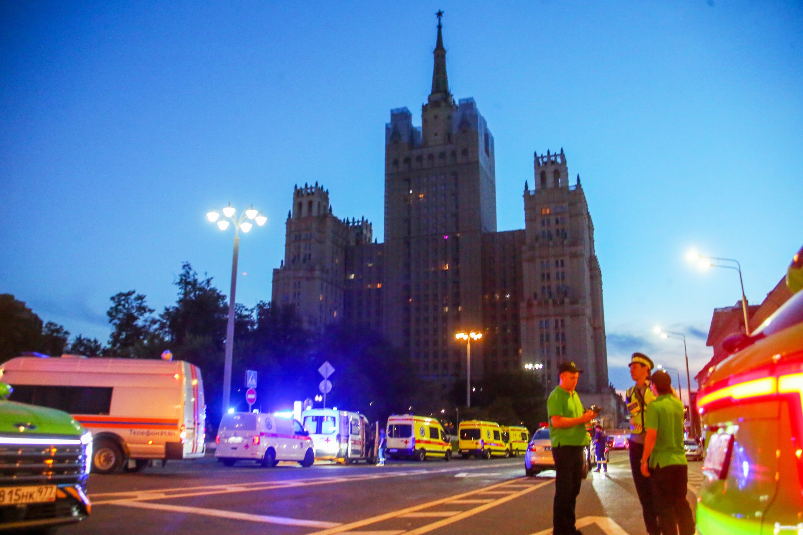 Con los esfuerzos de paz estancados, Rusia intensificó sus ataques contra Kiev y otras ciudades con bombardeos implacables que recientemente se han producido incluso de día, aprovechando la escasez de sistemas de defensa antiaérea de Ucrania.