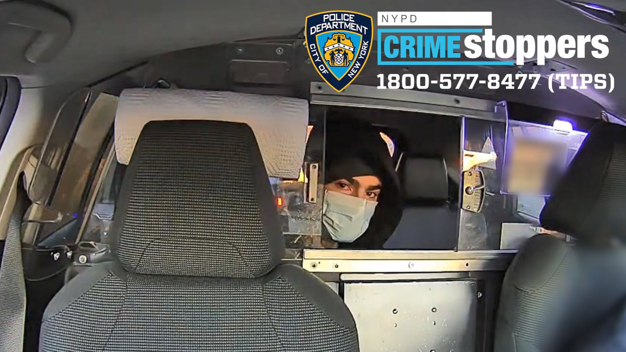 El NYPD publica fotos adicionales que muestran al sospechoso junto a un taxi y posteriormente en el asiento trasero del vehículo.