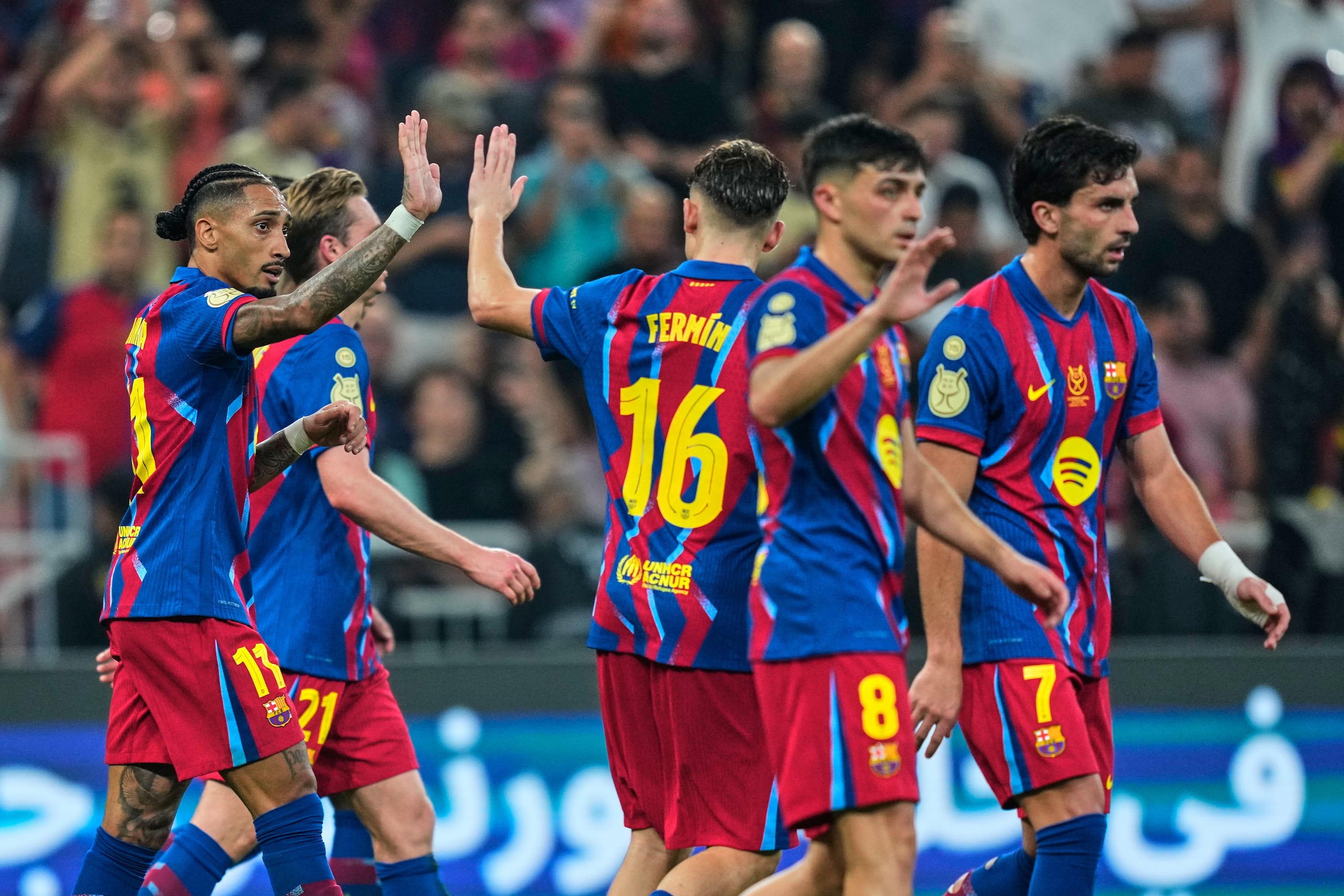 Los jugadores del Barcelona celebran tras marcar el quinto gol en la victoria 5-0 ante Athletic Club en las semifinales de la Supercopa de España, el miércoles 7 de enero de 2026. (AP Foto/Altaf Qadri)