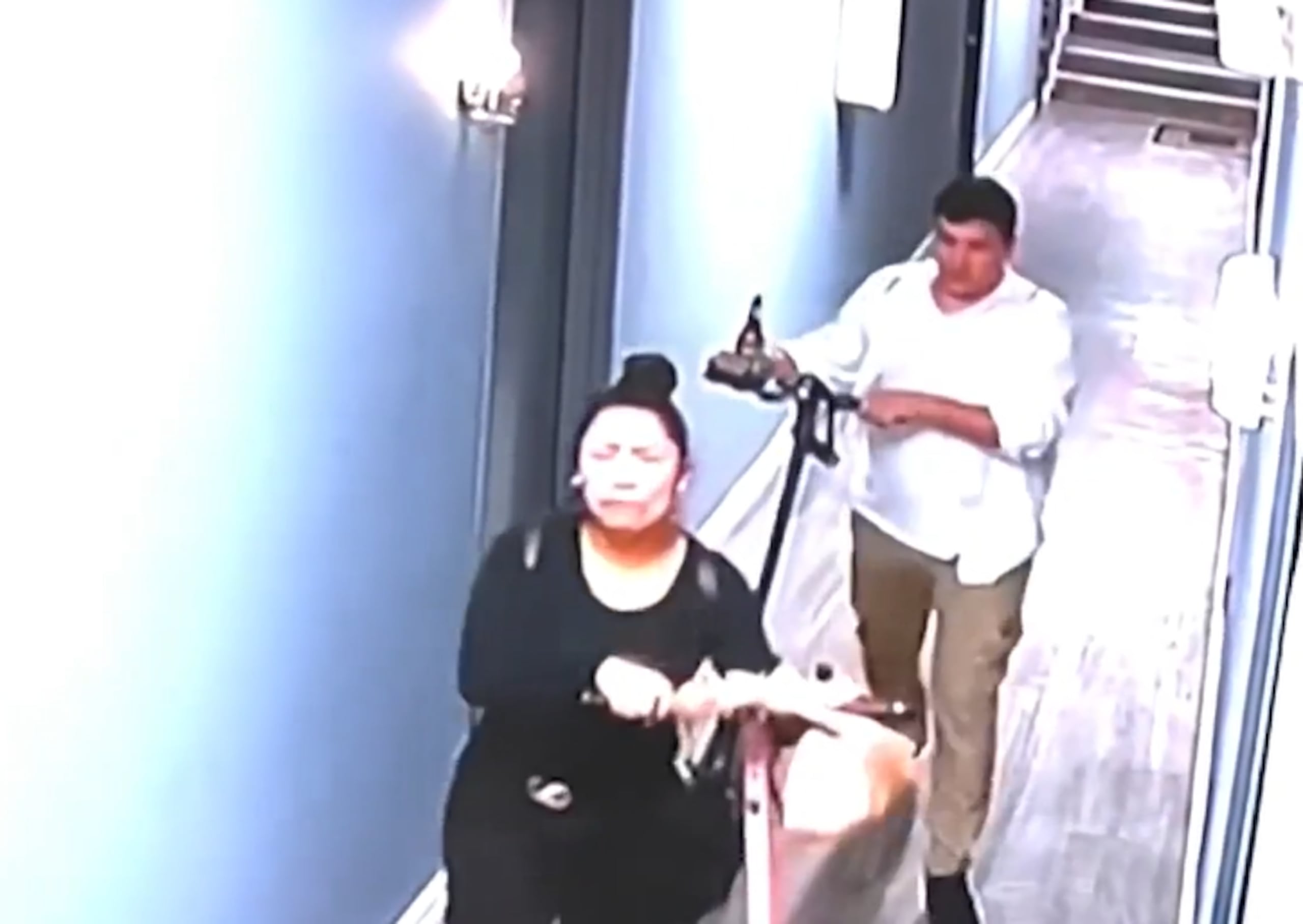 Cámara capta a Karina Orozco-Gómez y un hombre saliendo del apartamento que compartió con Emmanuel.