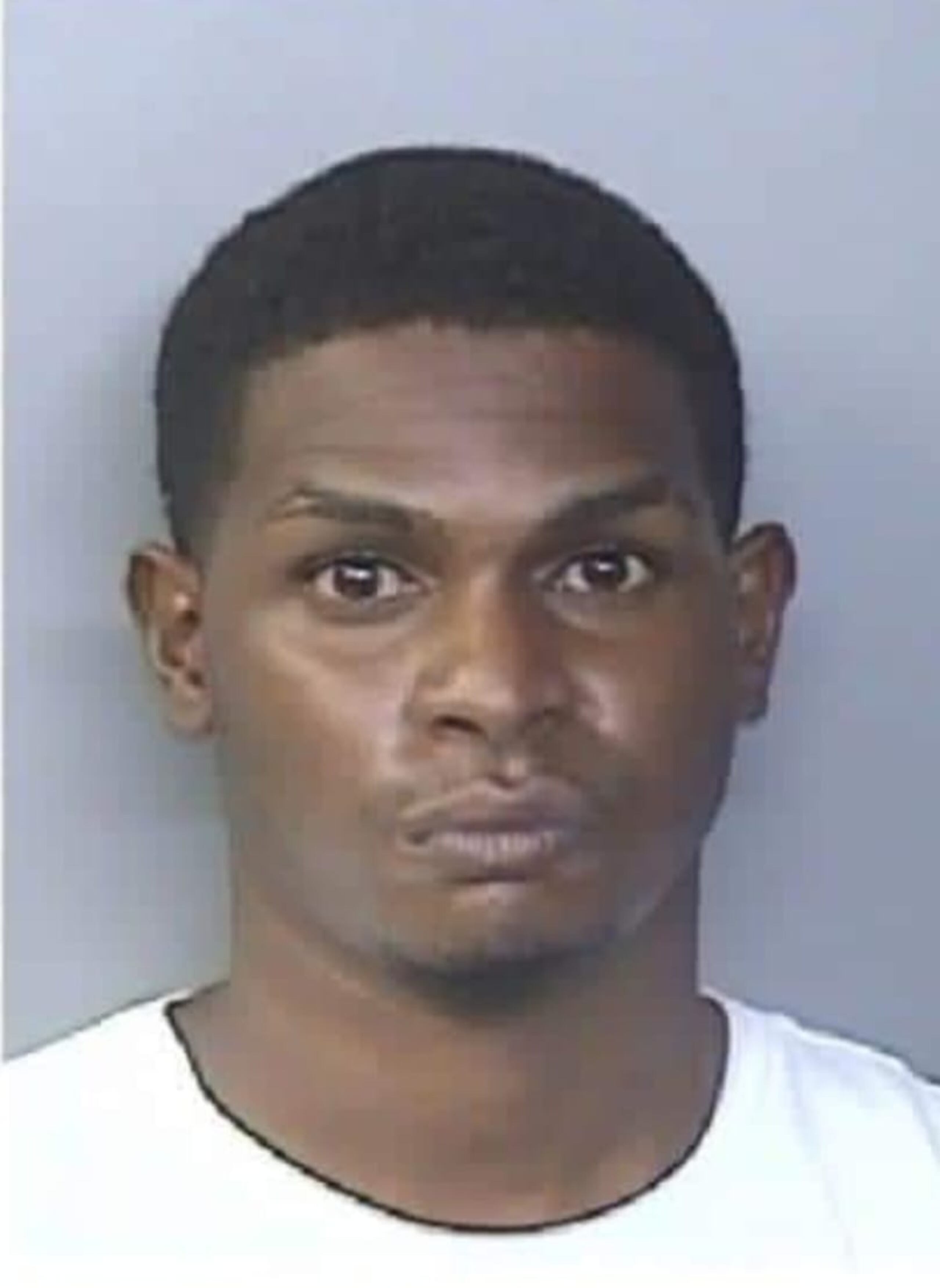 Apolinar Rondón Santiago fue acusado en ausencia por asesinato en primer grado, tentativa de asesinato e infracción a la Ley de Armas, tras perpetrar el crimen de dos hermanos en el restaurante en el que laboraban, en Condado.