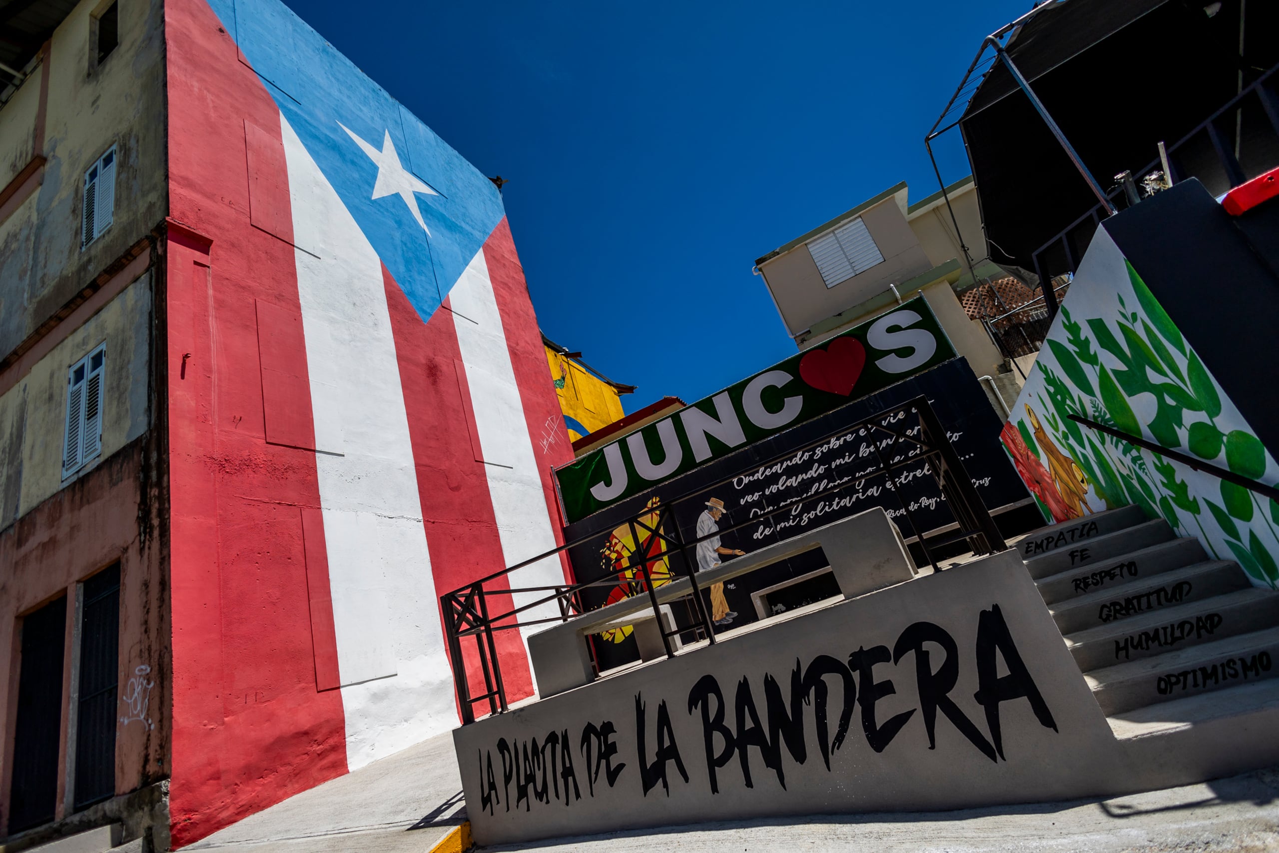 En la placita destaca la Monoestrellada que se pintó como parte del proyecto "78 pueblos, una bandera".