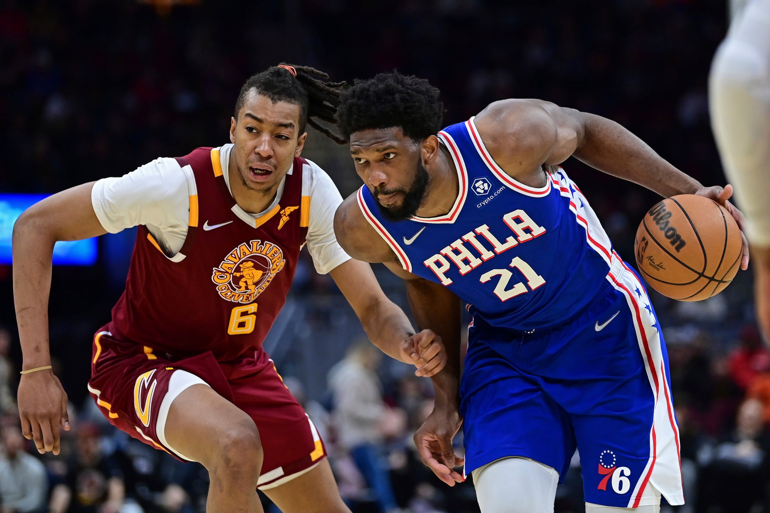 Moses Brown, a la izquierda, trata de defender a Joel Embiid en un juego entre los Cavaliers de Cleveland y los 76ers de Filadelfia en la temporada 2022 de la NBA.