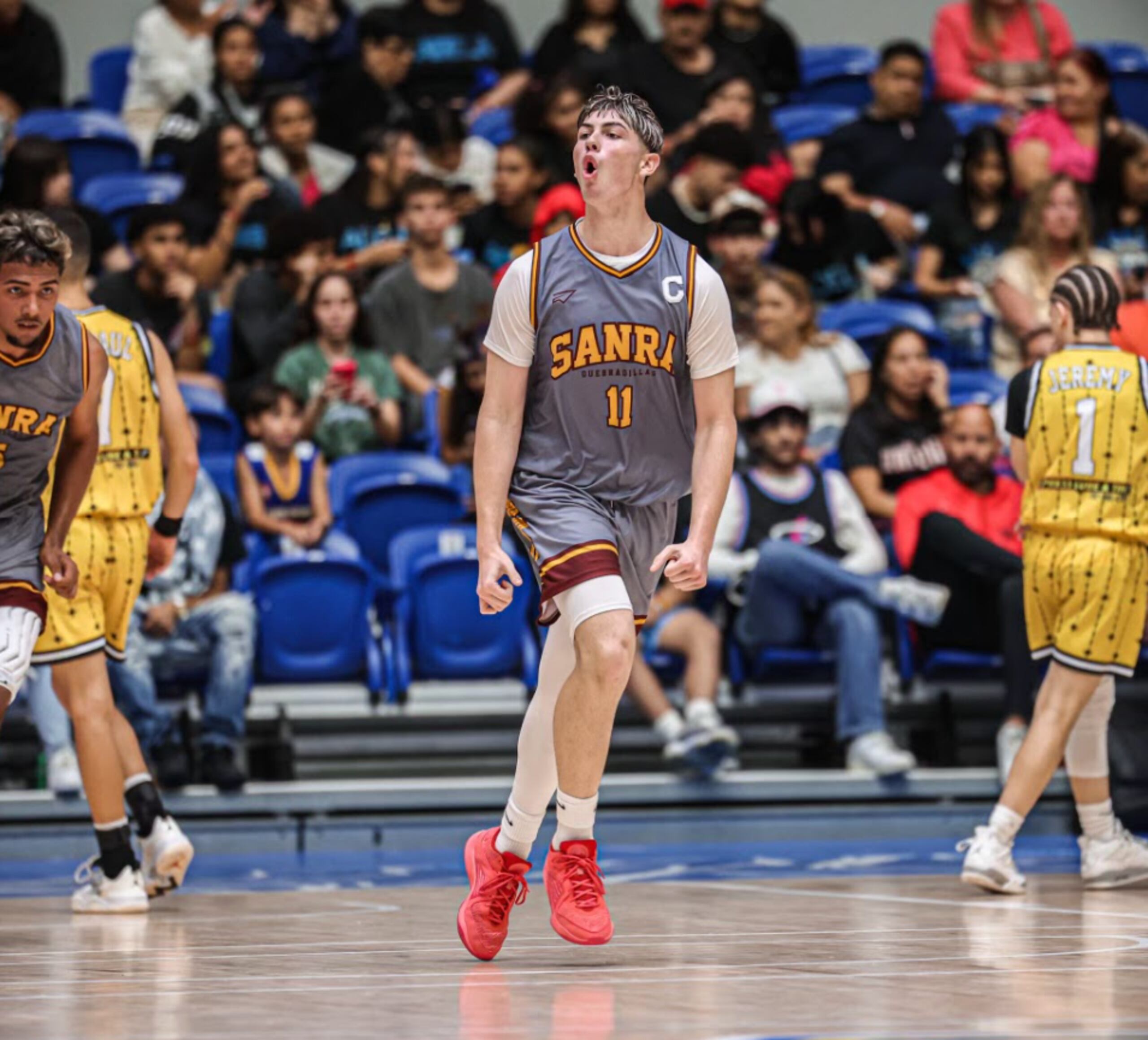 Eliel Cuba de San Rafael celebra un canasto que ayudó a su equipo a clasificar para su primer Sweet 16 del Top Ranked.