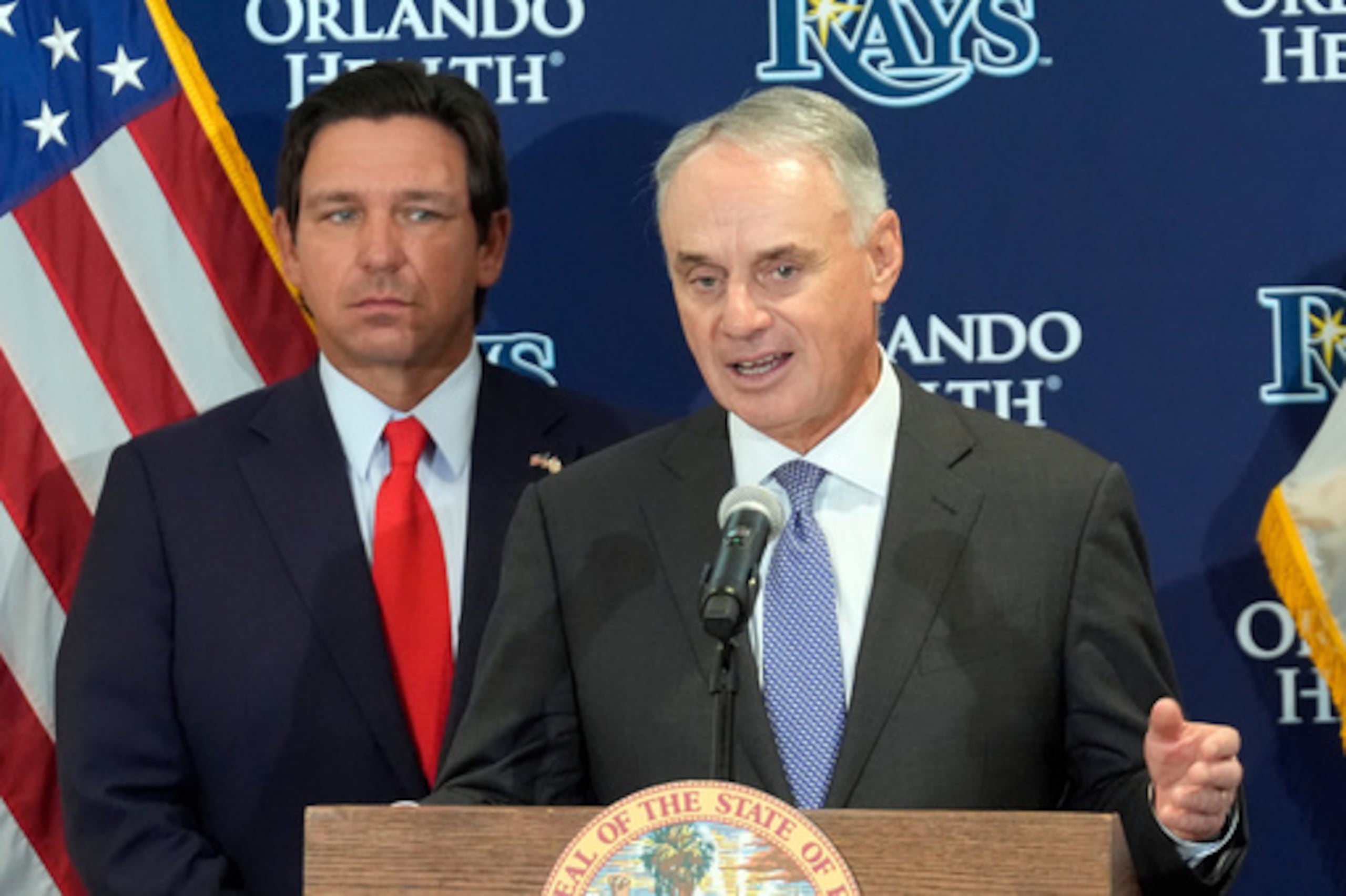 El comisionado de las Grandes Ligas de Béisbol, Rob Manfred, a la derecha, habla durante una conferencia de prensa sobre un nuevo estadio de béisbol mientras el gobernador de Florida, Ron DeSantis, mira, el martes 3 de febrero de 2026, en el Hillsborough College de Tampa, Florida (AP Photo/Chris O'Meara).