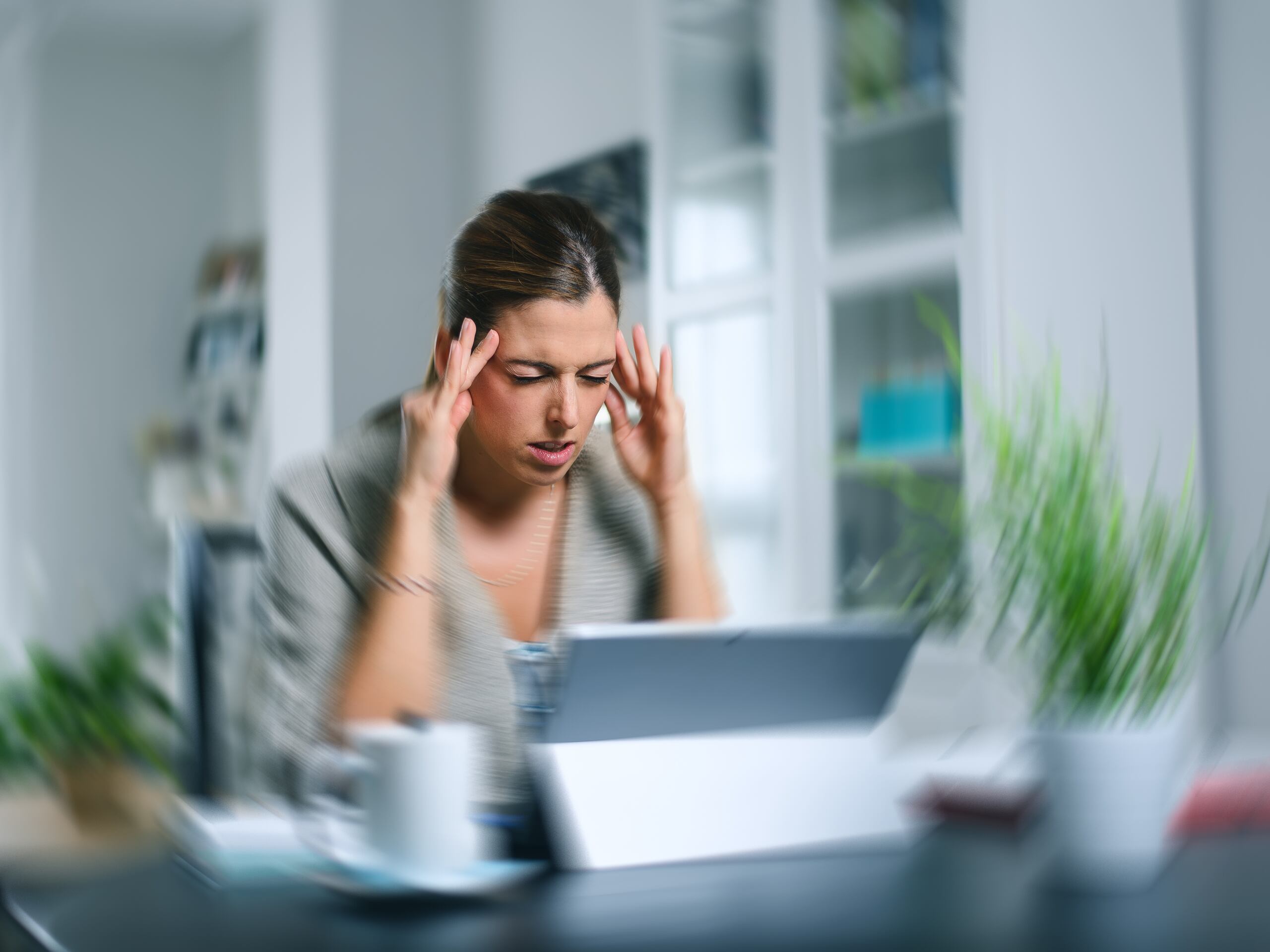 La migraña puede tener un impacto significativo en el entorno de trabajo demostrado por la pérdida de más de 113 millones de días laborables cada año en los Estados Unidos a causa de la enfermedad y sus síntomas.