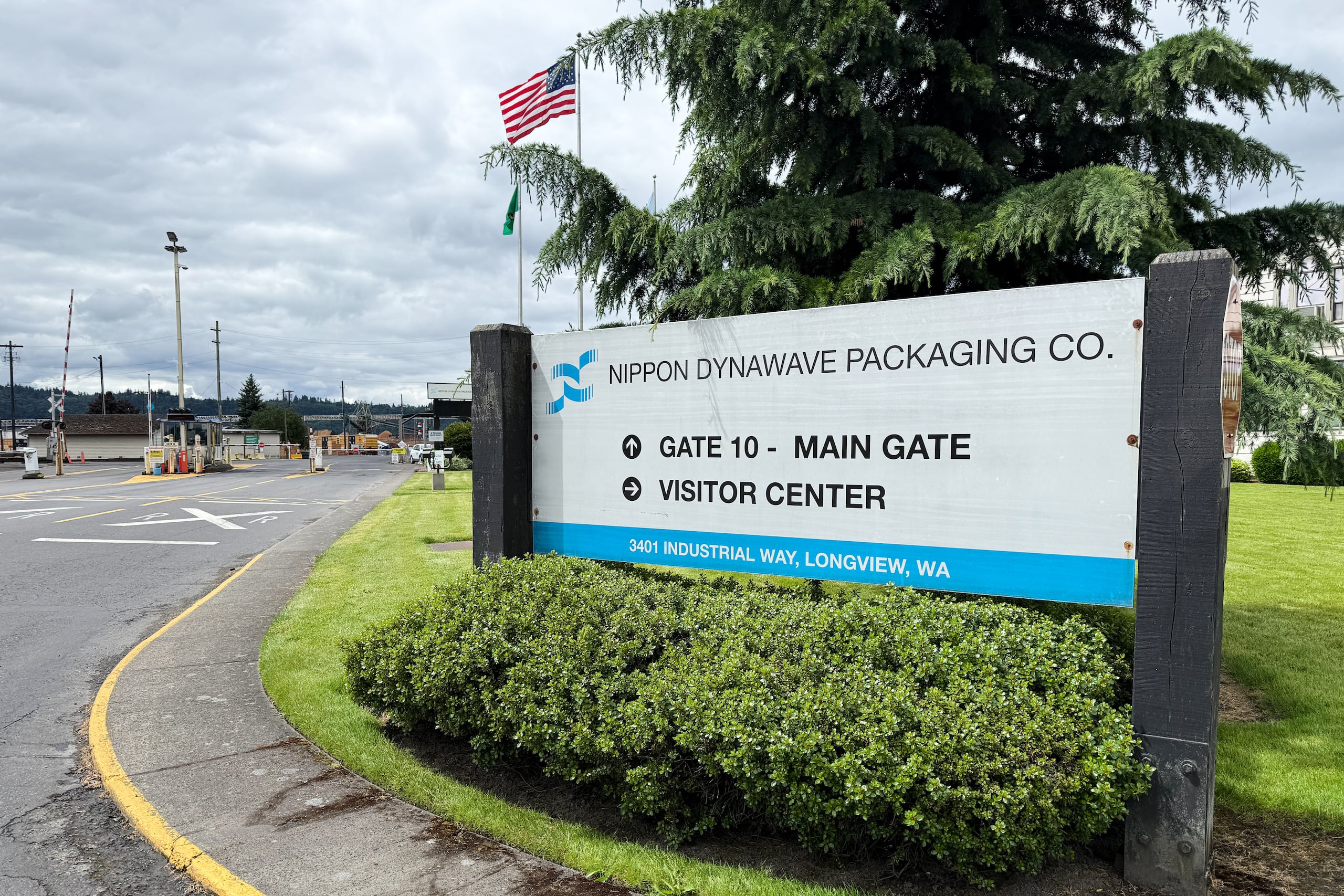 Exterior de la planta procesadora de papel Nippon Dynawave Packaging Co., tras la implosión de un tanque químico, el martes 26 de mayo de 2026, en Longview, Washington. (Foto AP/Claire Rush)