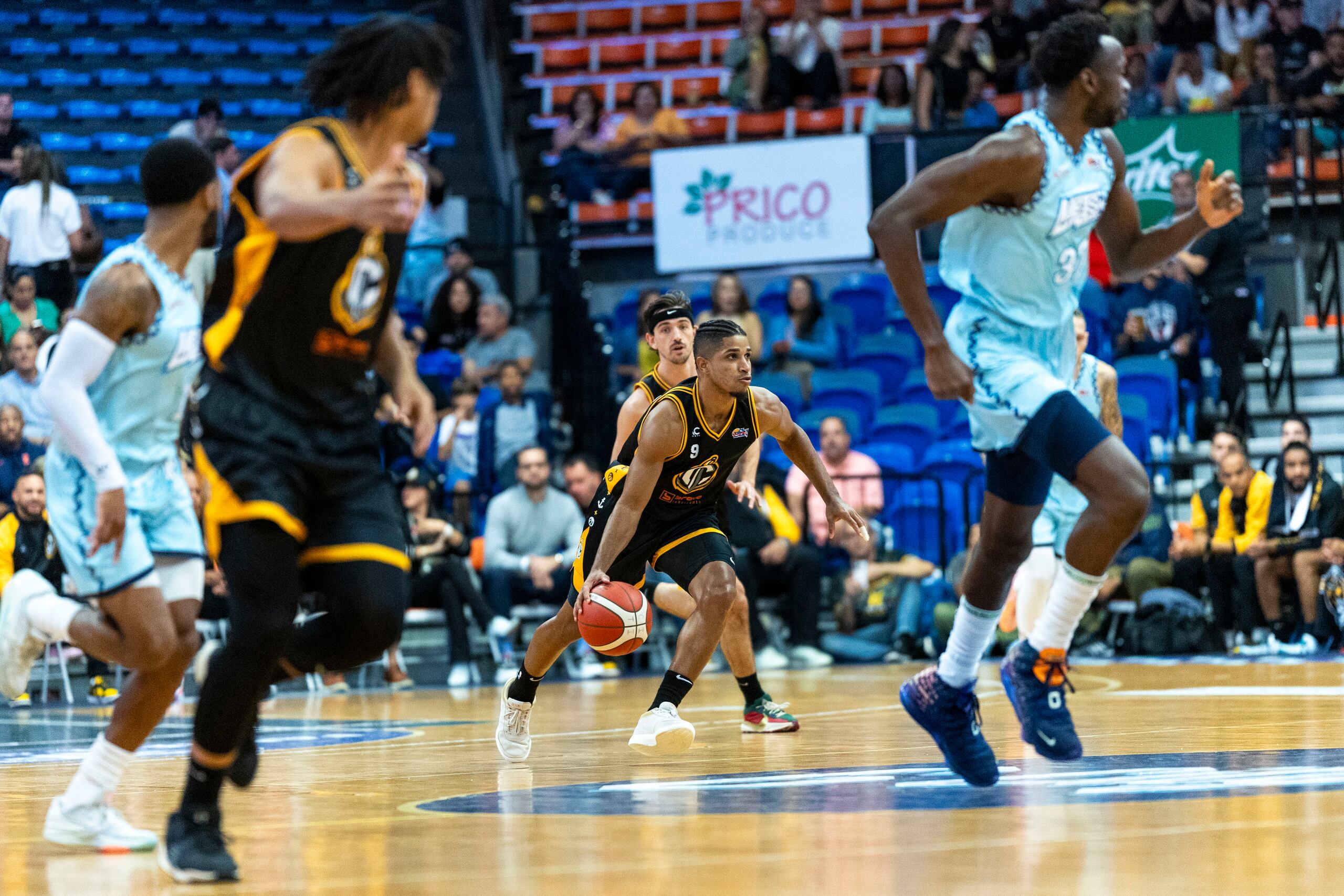 Alfonso Plummer controla el balón en el juego del martes ante los Mets de Guaynabo.