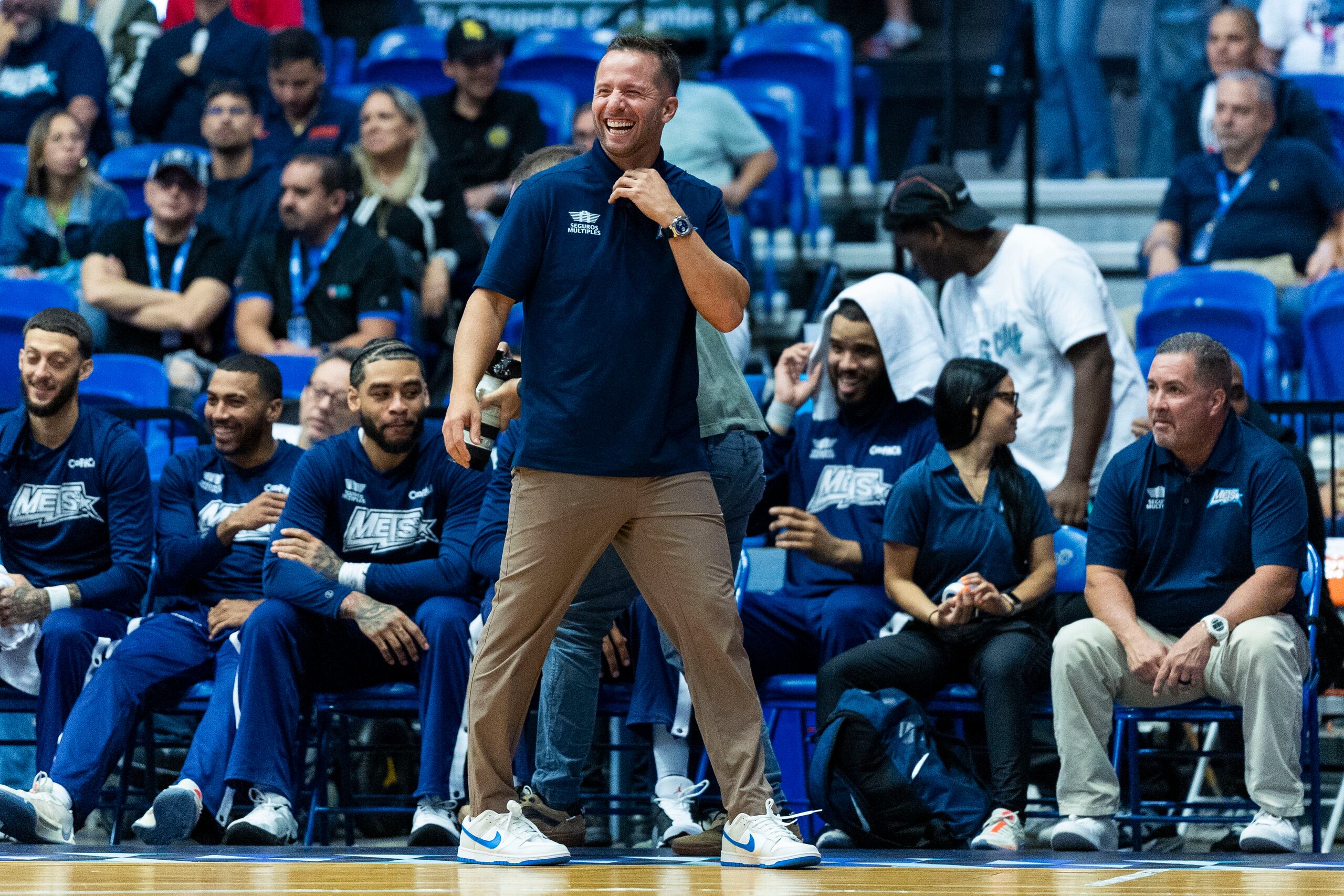 José Juan Barea sonríe desde las líneas durante un partido de los Mets de Guaynabo en la temporada 2024 del Baloncesto Superior Nacional (BSN).