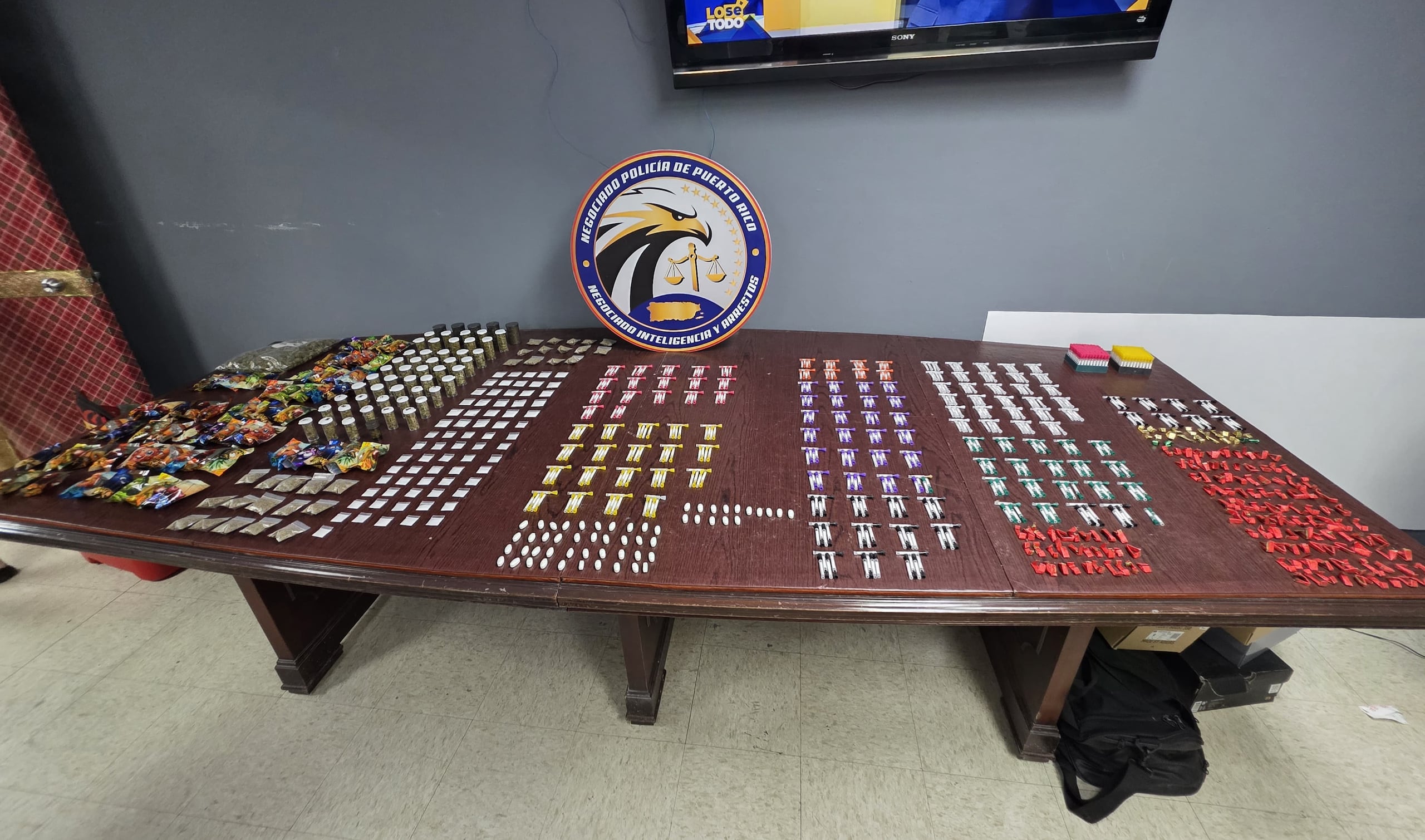 Un total de 18 apartamentos invadidos fueron recuperados durante el operativo, en el que se ocuparon drogas, dinero en efectivo y se logró el arresto de tres personas.