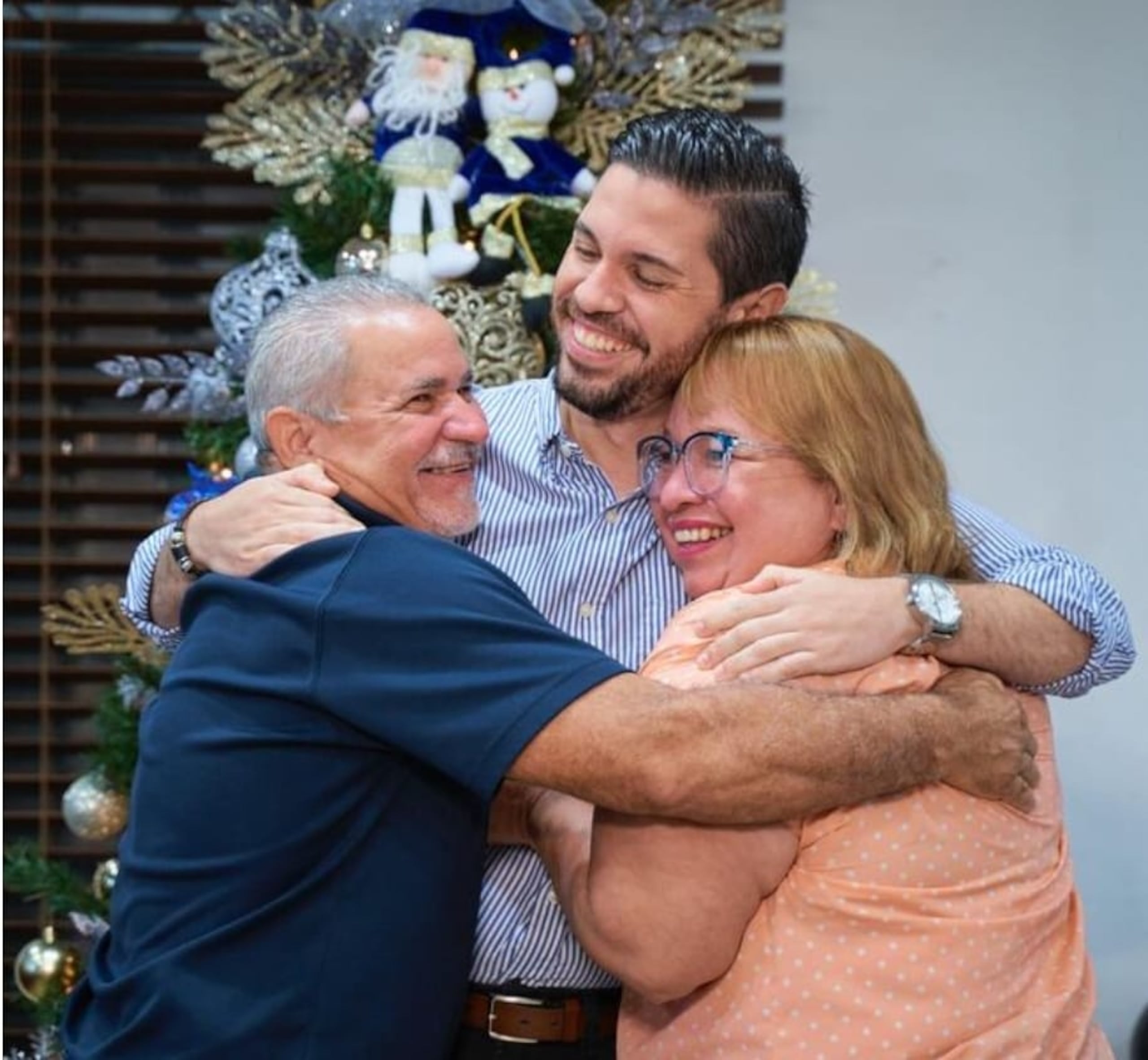 El alcalde de San Germán, junto a sus padres, Virgilio y Margarita.