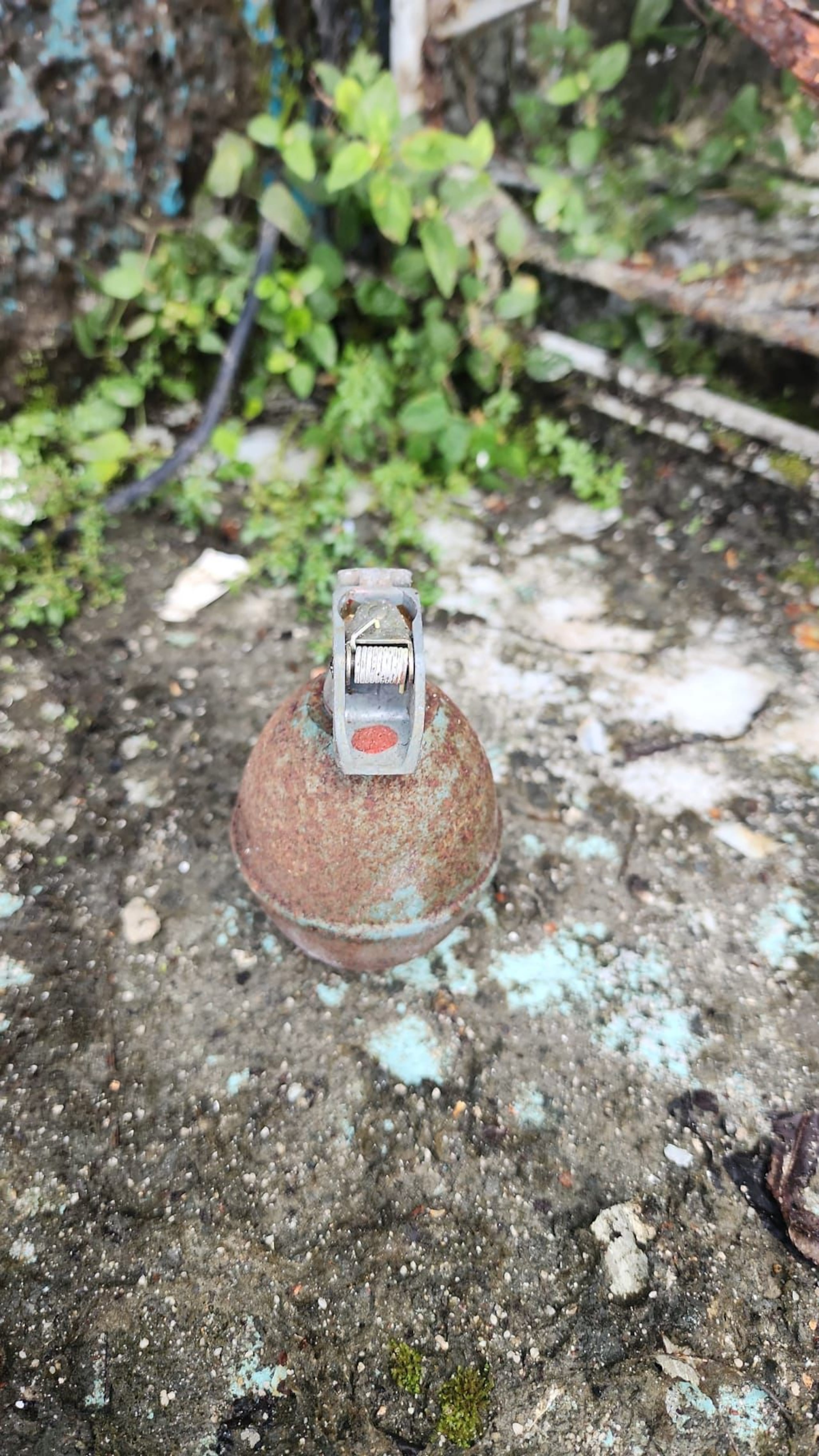Una granada fue hallada en el exterior de una casa abandonada en la urbanización Pérez Morris, en Hato Rey.