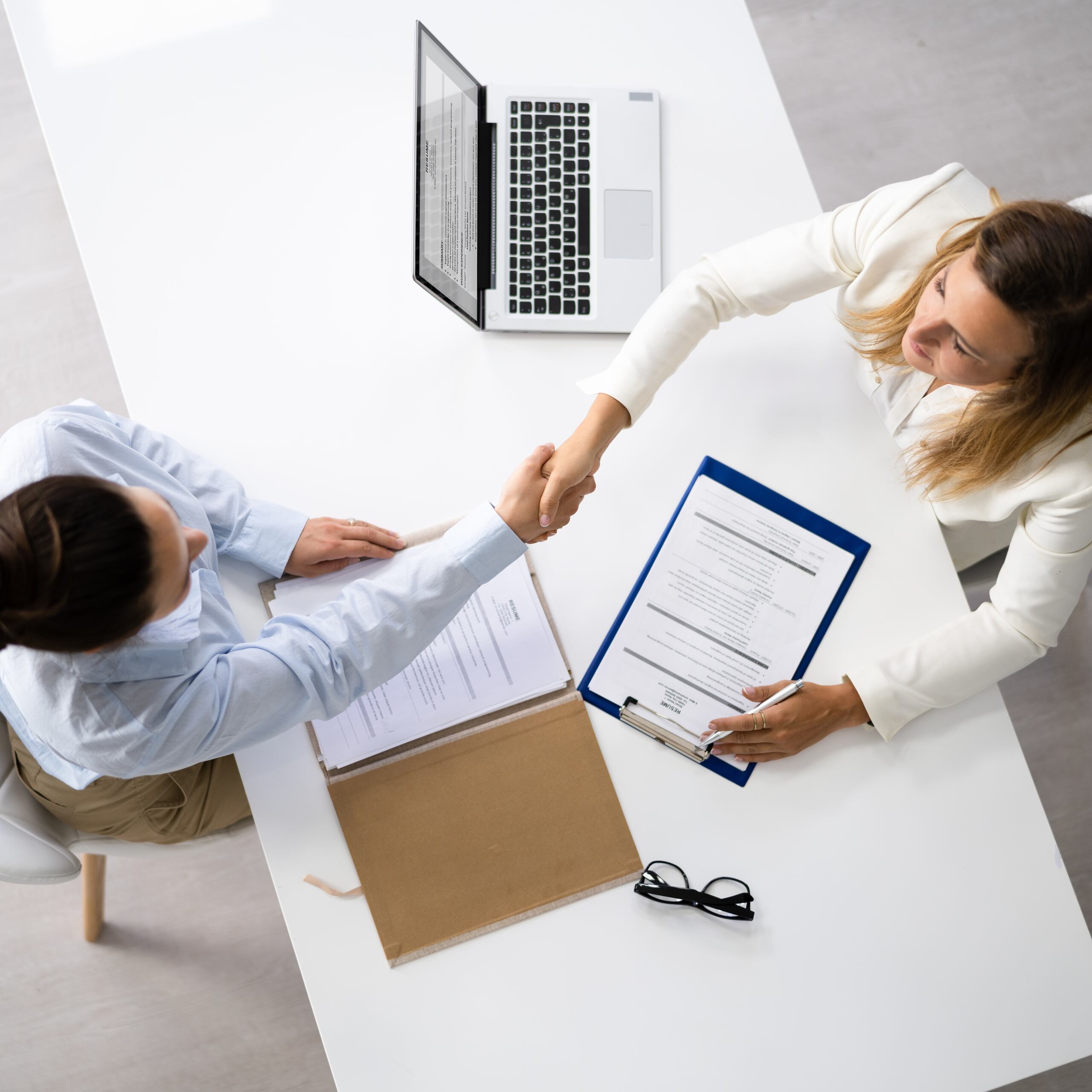 Mostrarte sincero y sin ínfulas o ego, es un punto a tu favor.