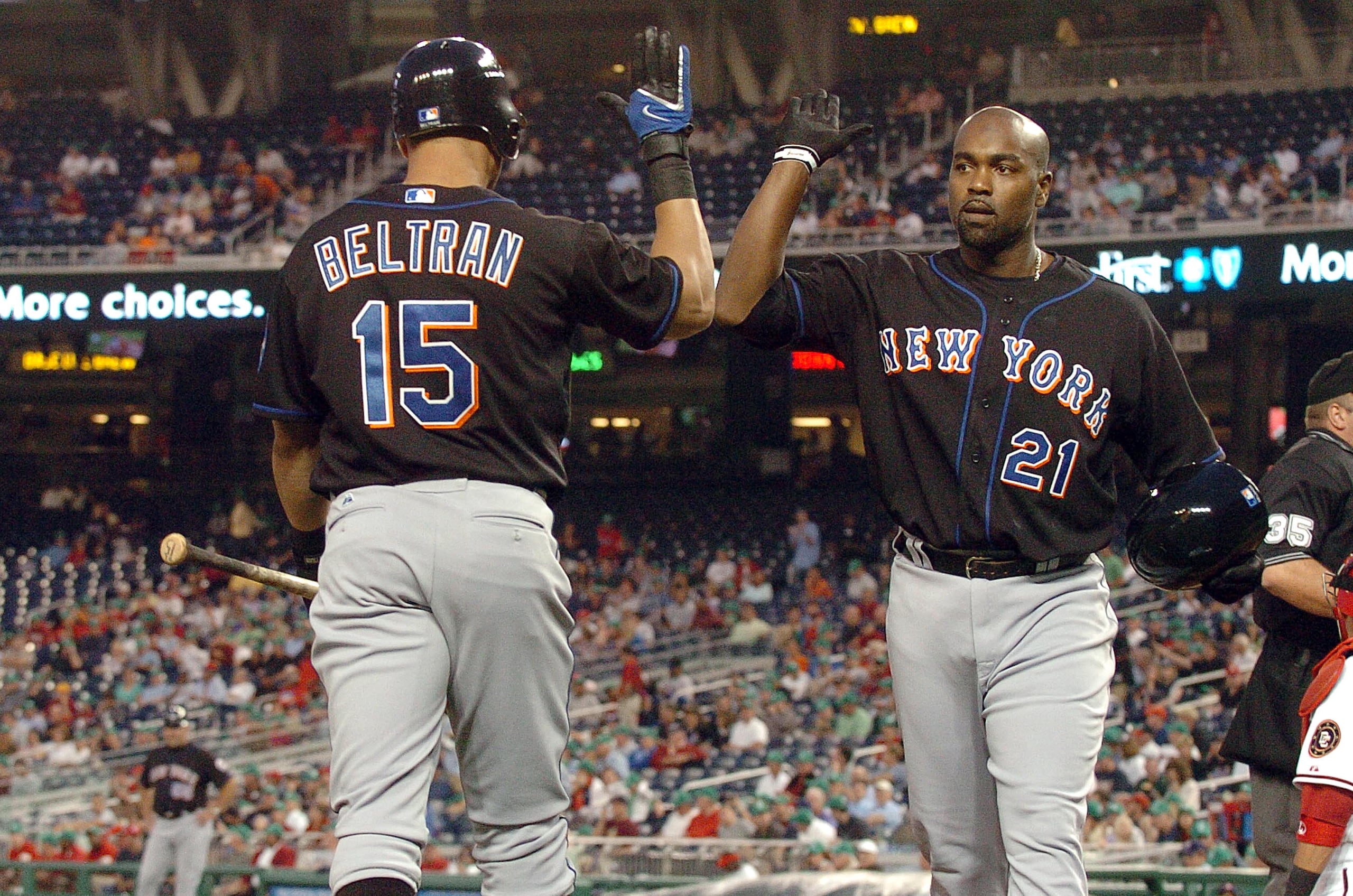 Carlos Delgado (21) y Carlos Beltrán (15) en uniforme de los Mets.