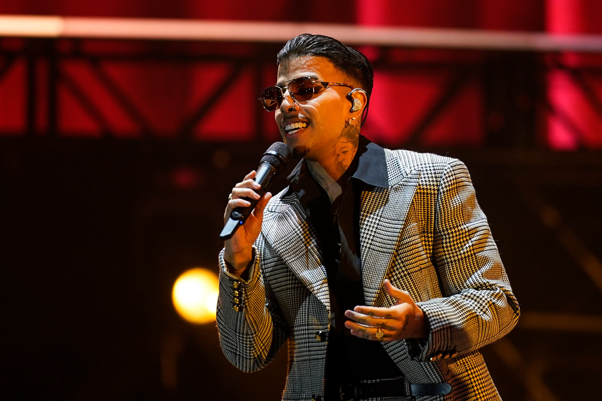El cantante puertorriqueño Rauw Alejandro durante su concierto en el Coca-Cola Flow Fest en la Ciudad de México el sábado 23 de noviembre de 2024. (Foto AP/Félix Márquez)