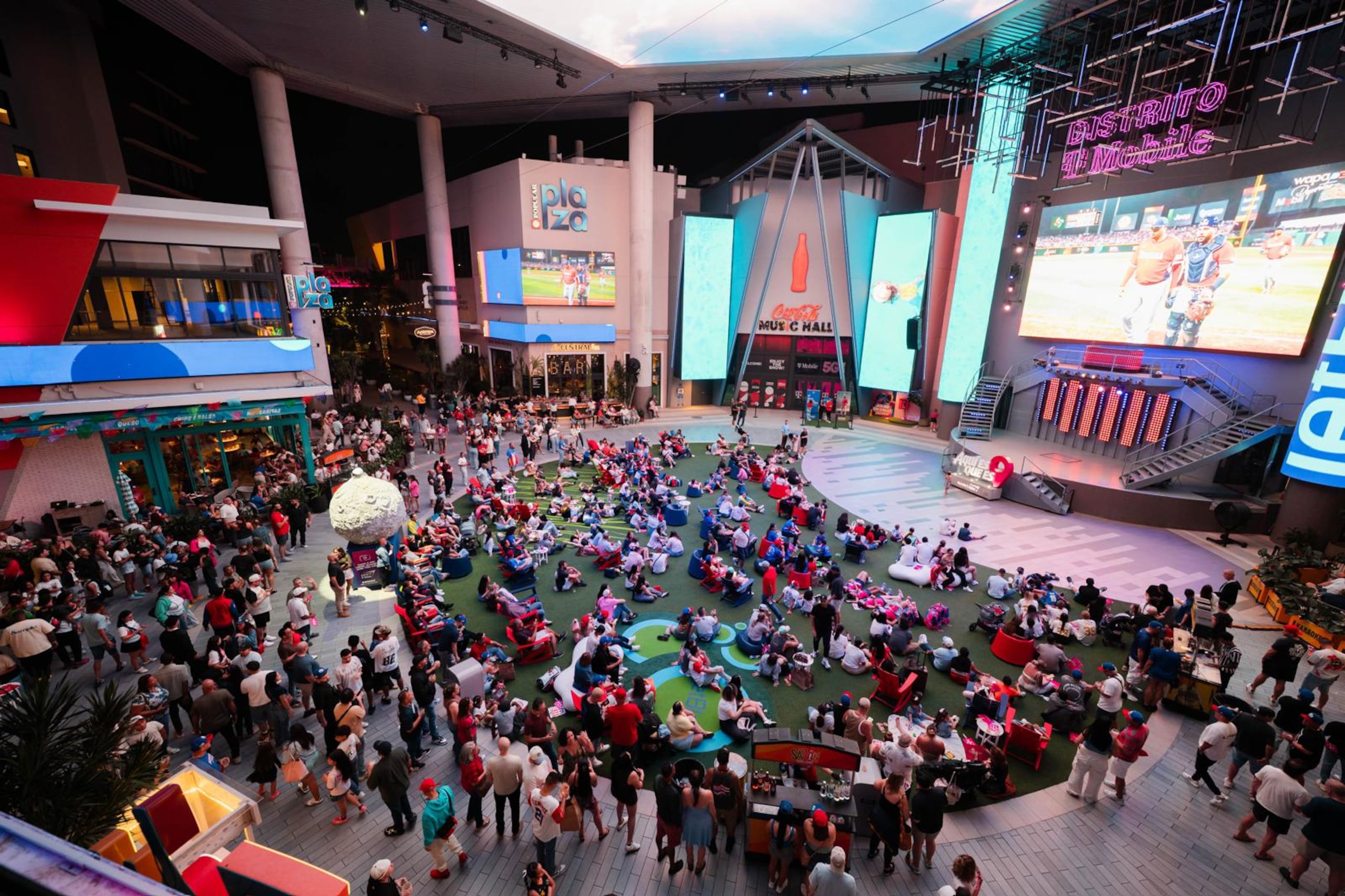 Previo al partido de cuartos del final, Distrito T-Mobile arranca la transmisión abierta al público con el documental "El Clásico de Clásico".