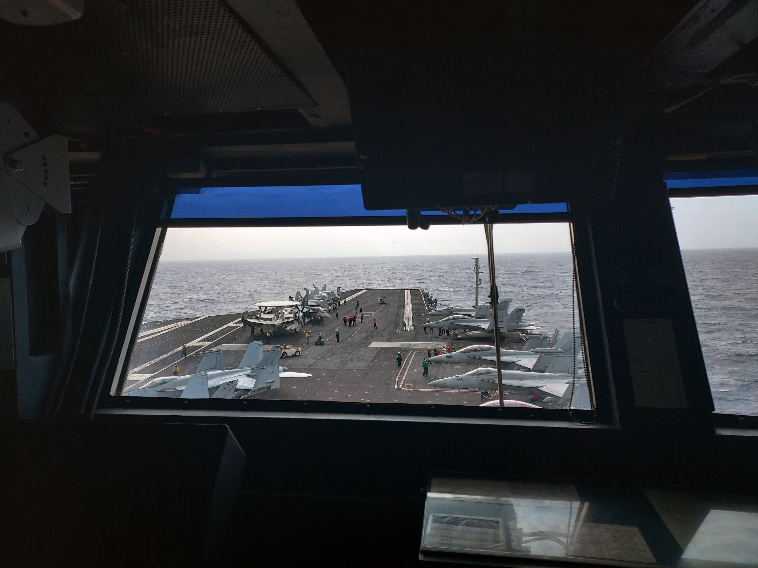 El portaaviones estadounidense Harry S. Truman navega frente a las costas españolas de Cádiz (suroeste) antes de entrar en el mar Mediterráneo por el estrecho de Gibraltar. EFE/Isabel Laguna
EFE/Isabel Laguna