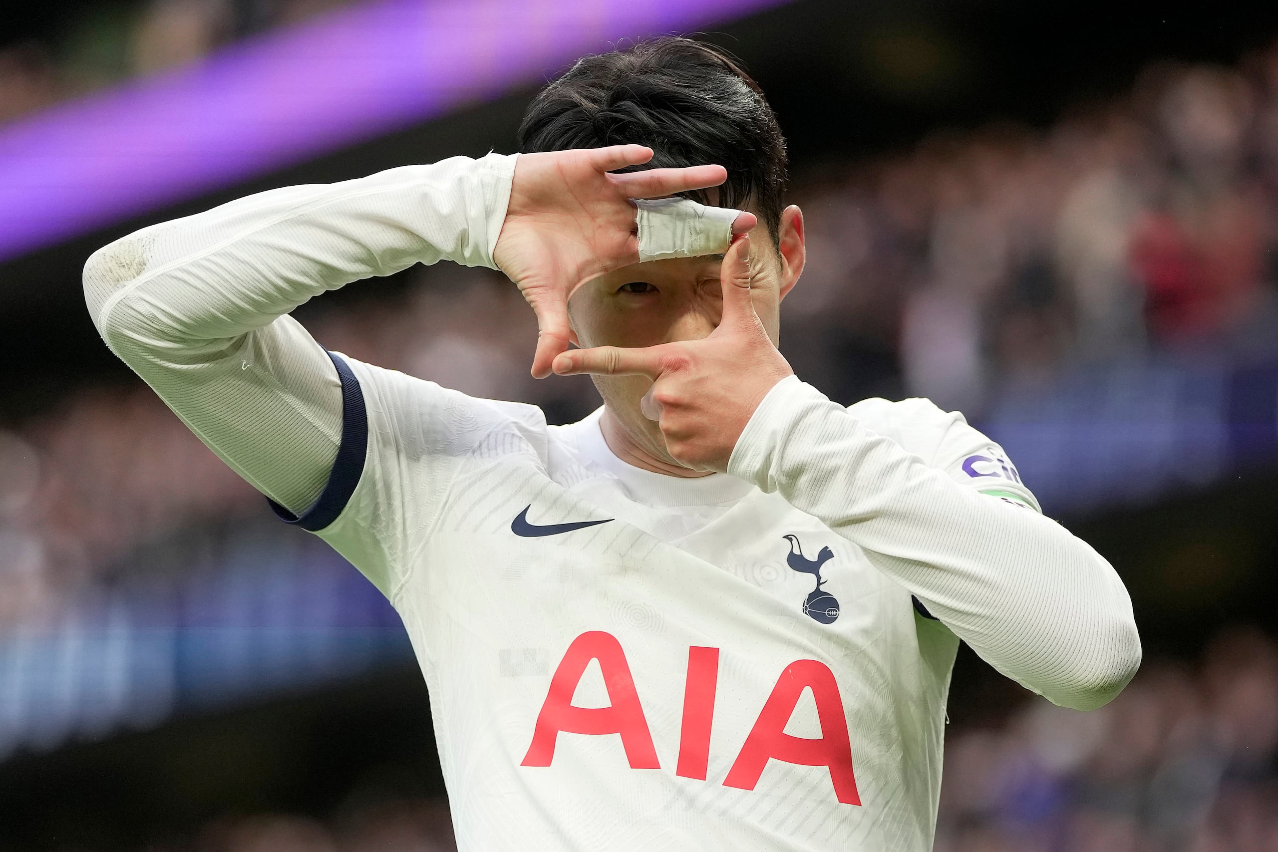 Heung-min Son en uniforme del Tottenham Hotspur, club de la liga Premier.