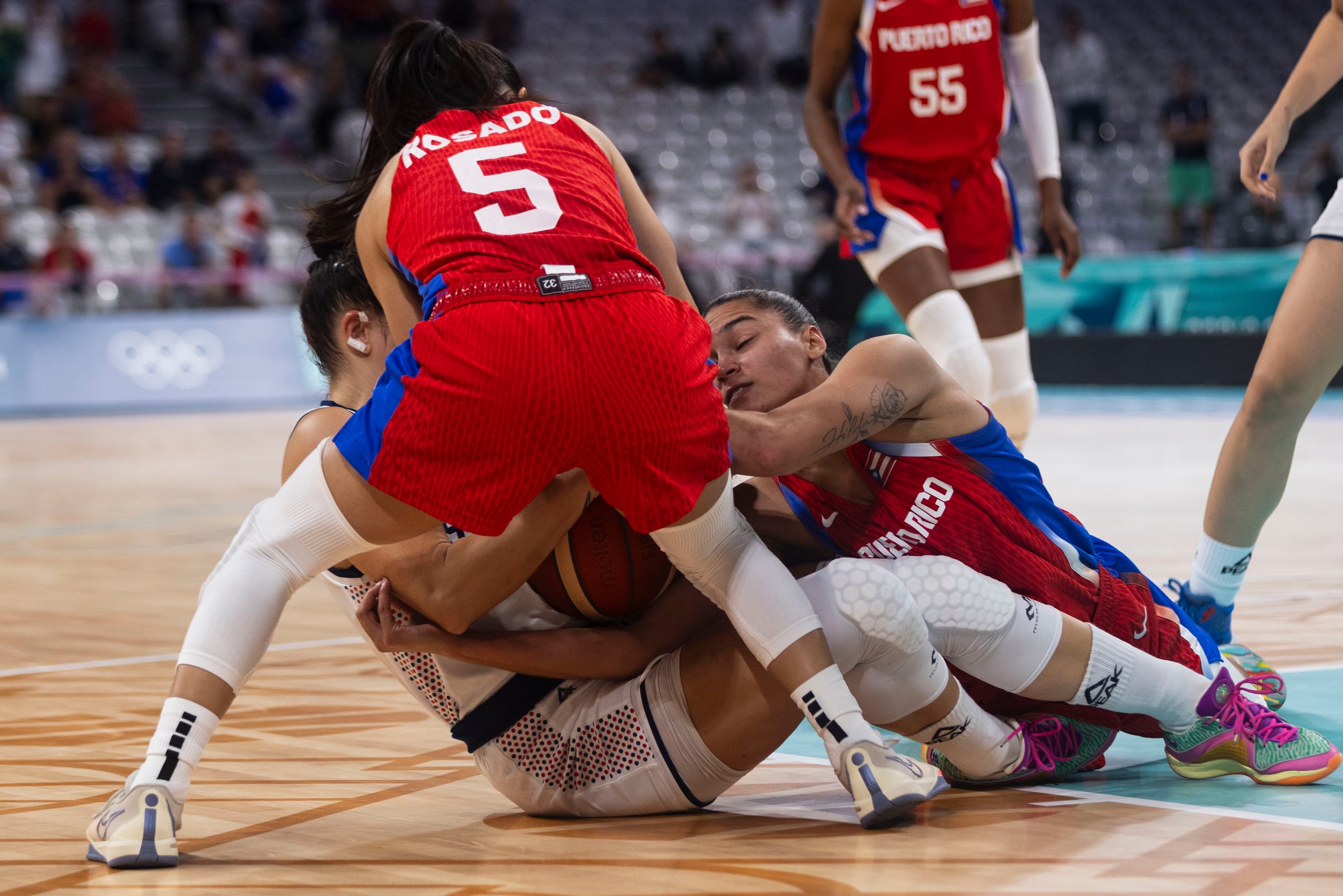 Un ejemplo que la fogosidad y entrega de la jugadora quedó plasmada en esta foto, en la que se lanzó a luchar una posesión sin resguardar su bienestar físico.