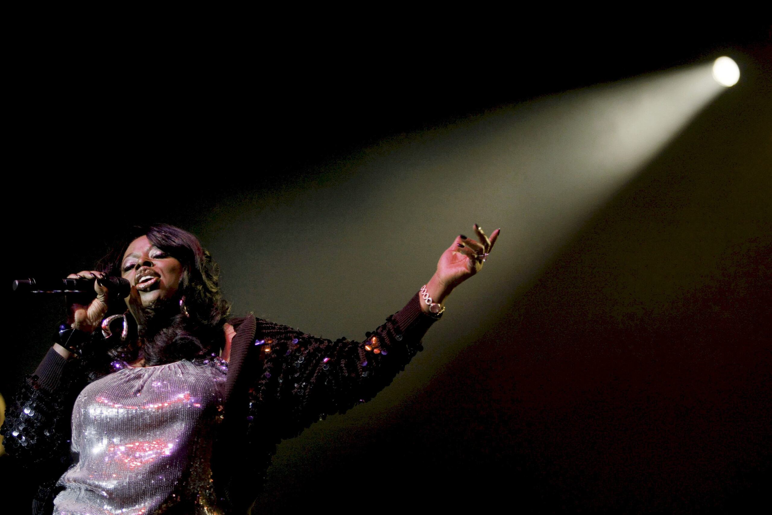 Fotografía de archivo del 22 de abril de 2008 de la cantante estadounidense Angie Stone cantando en el Heineken Music Hall en Amsterdam, en Holanda. (EFE/ RICK NEDERSTIGT ARCHIVO)