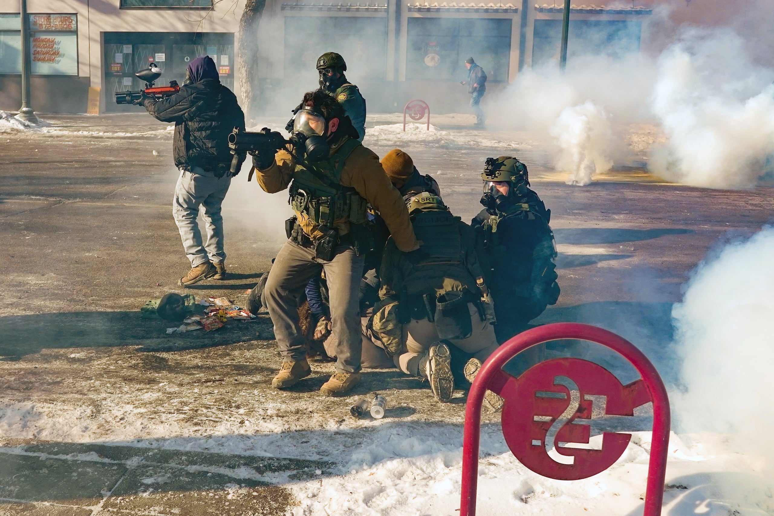 El hombre fallecido en Minneapolis era un varón blanco de 37 años que aparentemente disponía de permiso de armas.