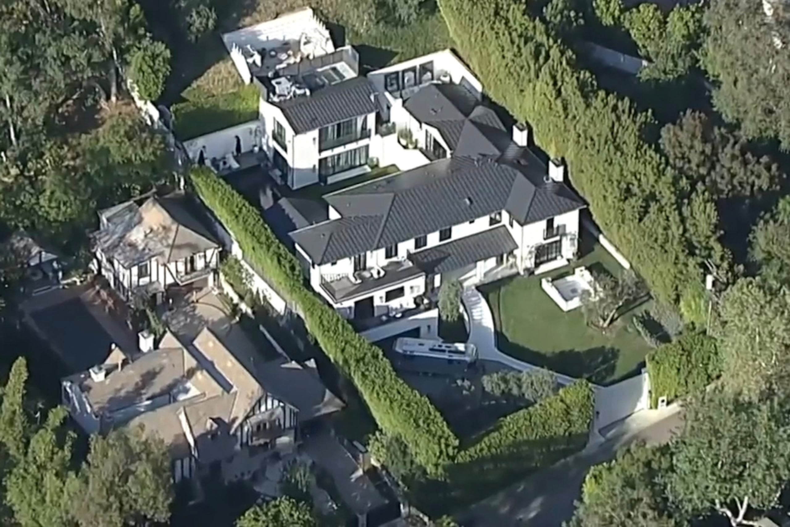 Esta imagen, tomada de un video proporcionado por ABC7 Los Ángeles el lunes 9 de marzo de 2026, muestra una vista aérea de la casa de la cantante Rihanna en Los Ángeles.