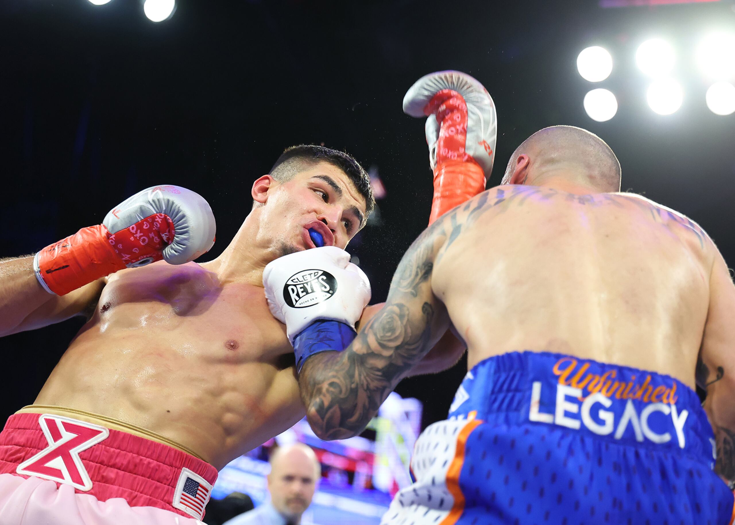 Xander Zayas durante su pelea contra el alemán Slawa Spomer, el sábado, 14 de febrero.
