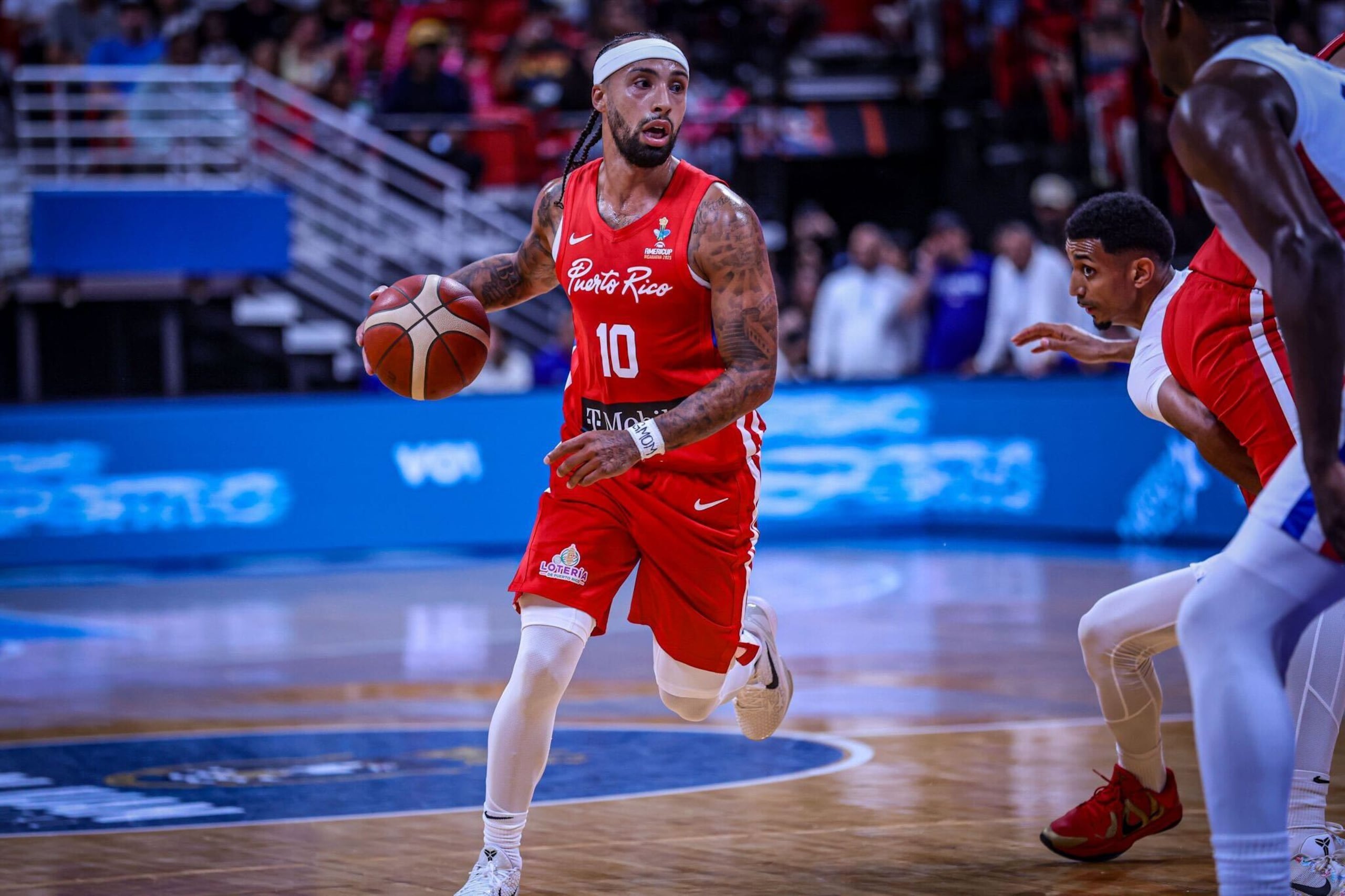 José Alvarado maneja el balón en el juego amistoso entre Puerto Rico y República Dominicana en el Coliseo Roberto Clemente.