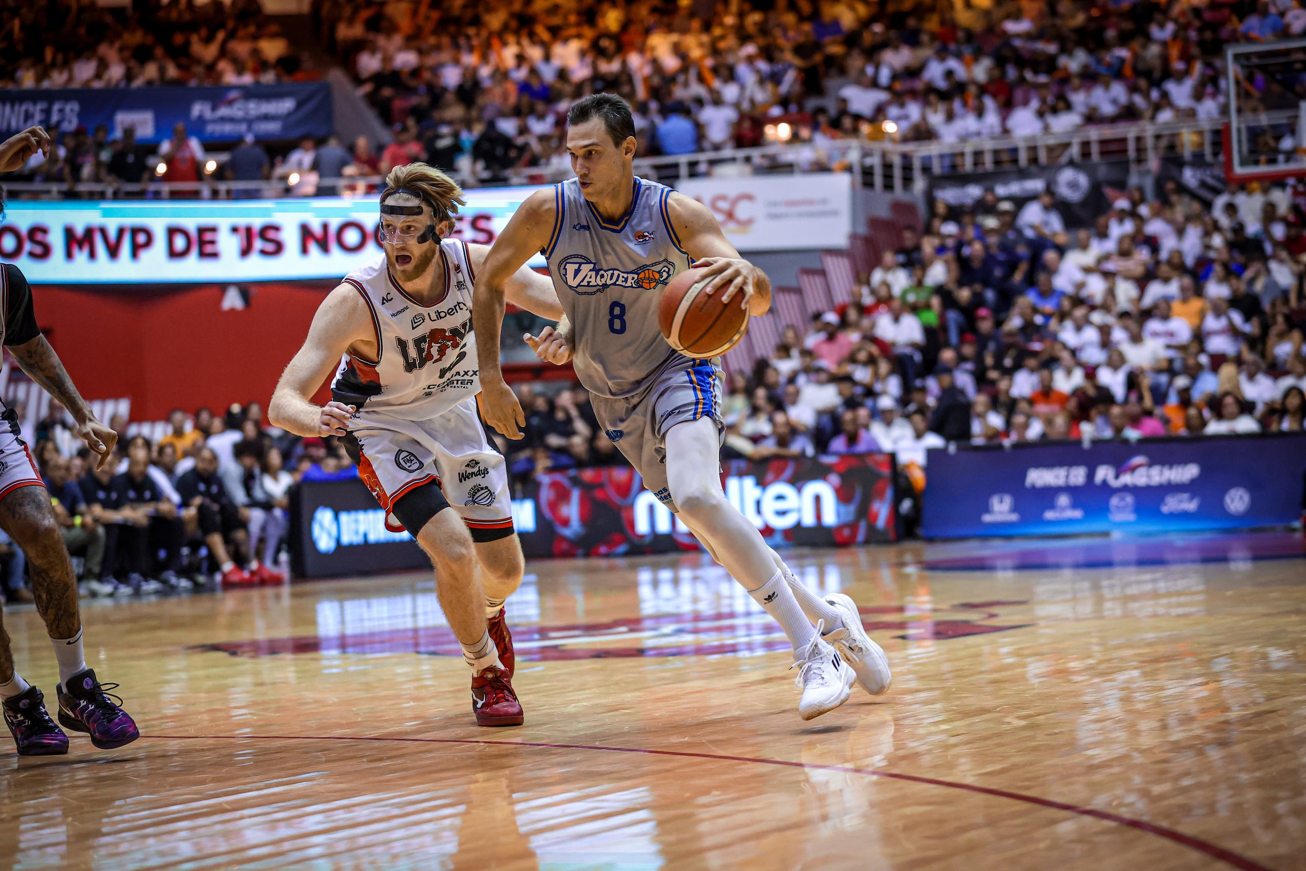 Danilo Gallinari, refuerzo de los Vaqueros de Bayamón, maneja el balón en el segundo juego de la final del BSN contra los Leones de Ponce.