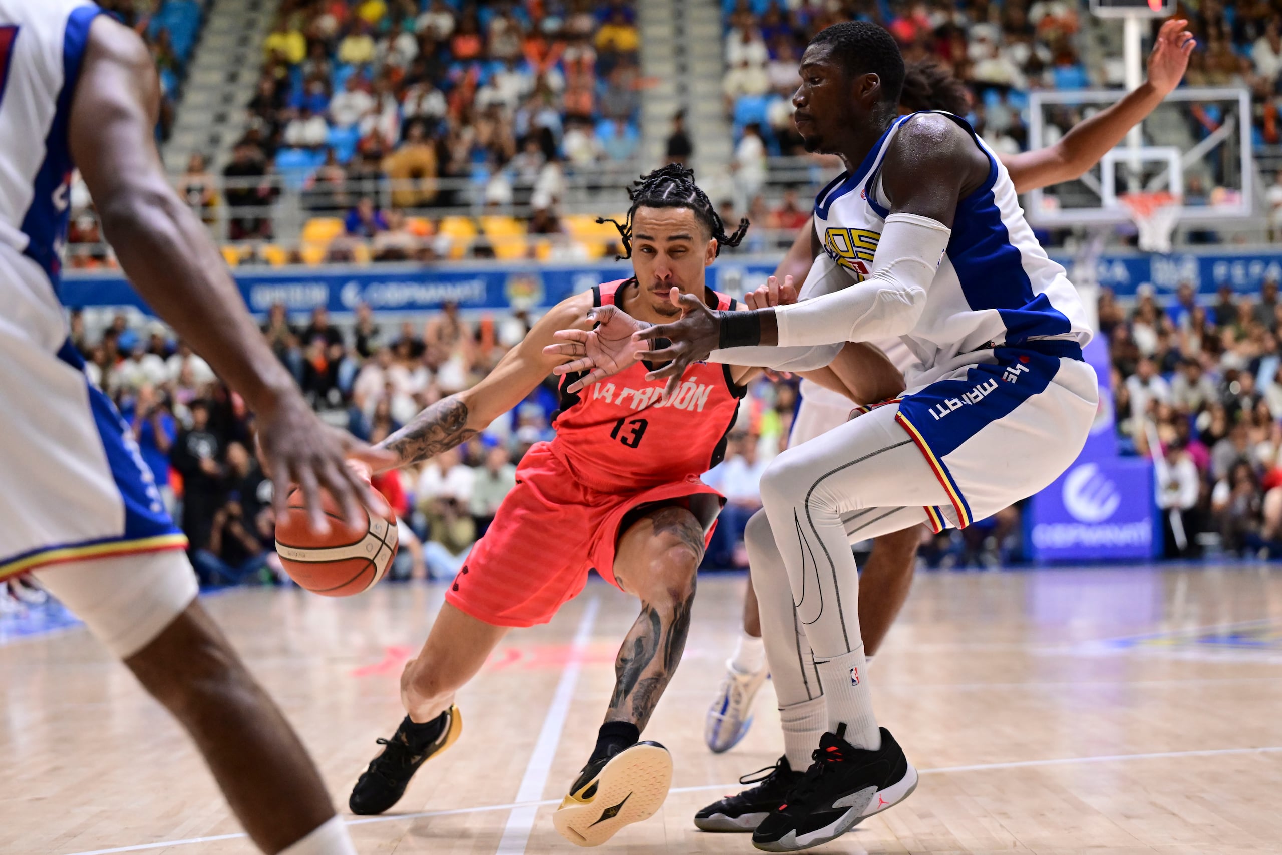 Travis Trice, de los Criollos, ante la defensa de Cheick Diallo, de los Osos.