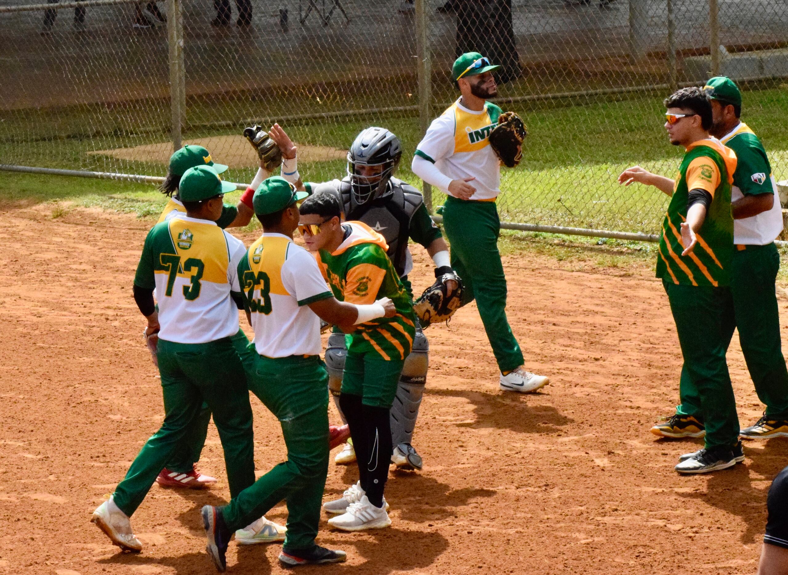 Los Tigres madrugaron a los Lobos con dos carreras en la primera entrada.
