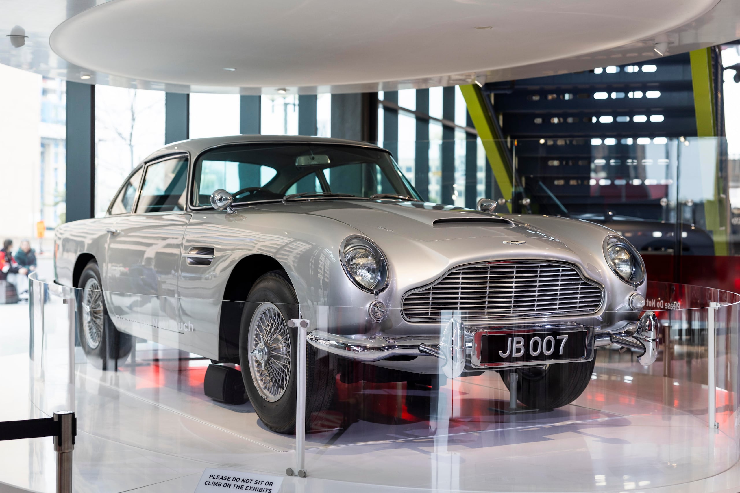 El Aston Martin DB5 utilizado en la película 007 'Goldfinger', durante la exhibición 'Bond in Motion' en el Museo del Espía, en Washington (EFE/EPA/Jim Lo Scalzo)