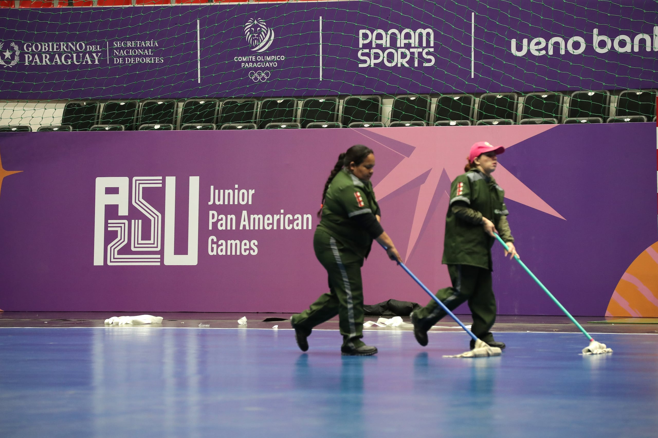 Dos empleadas trabajan en la Secretaría Nacional de Deportes, preparando uno de los recintos para la celebración de los II Juegos Panamericanos Junior.