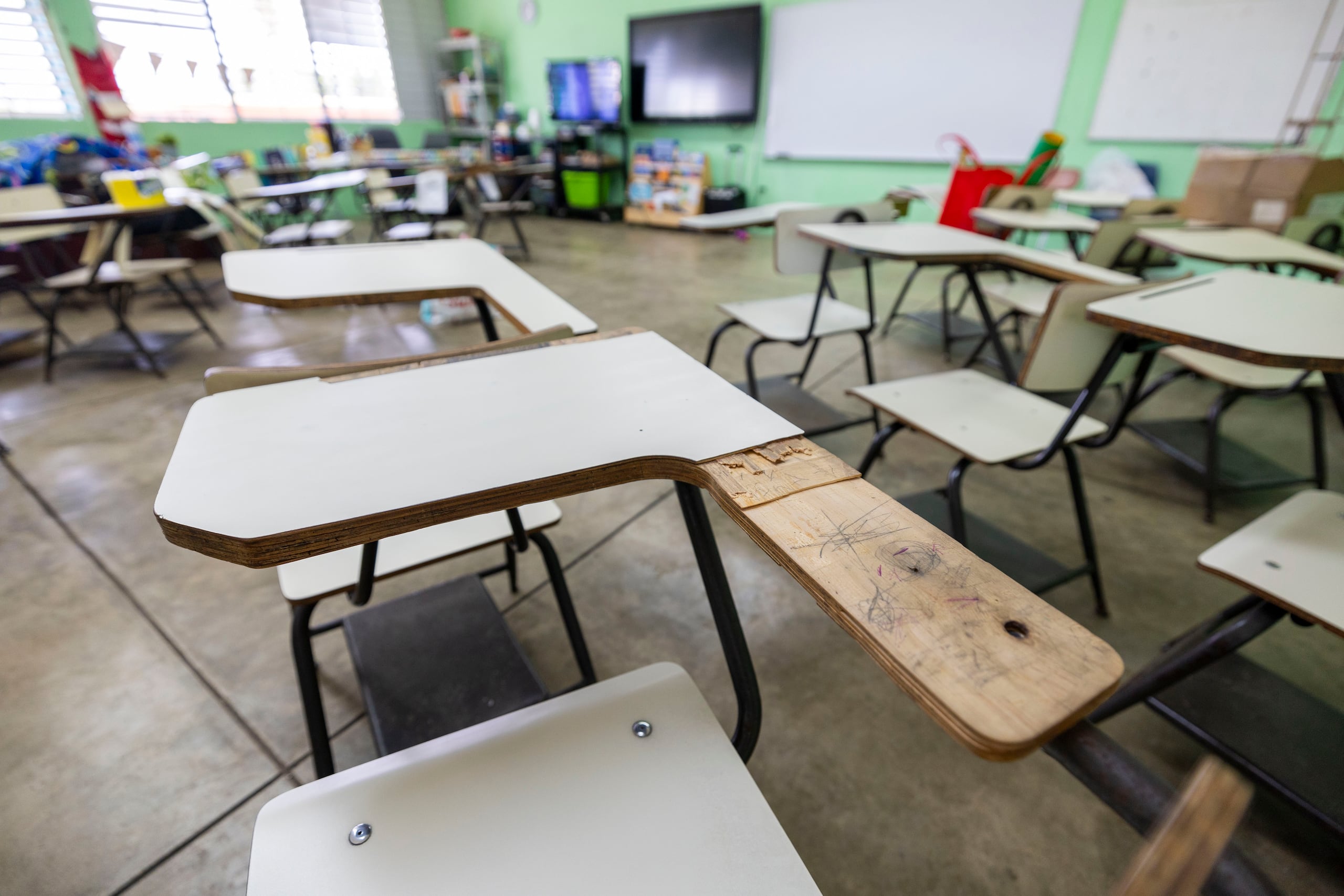 Imagen de archivo de un salón de clases con pupitres. (GFR Media)