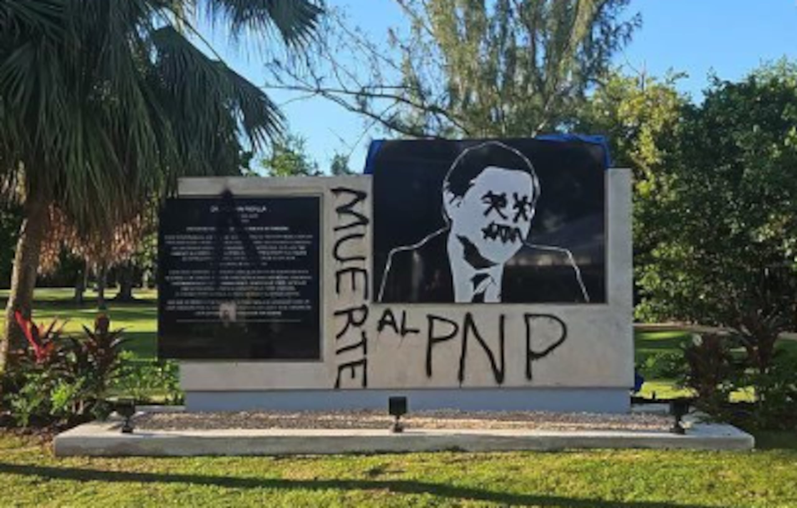 Tarja en honor al exalcalde de San Juan, Hernán Padilla, también fue vandalizada.