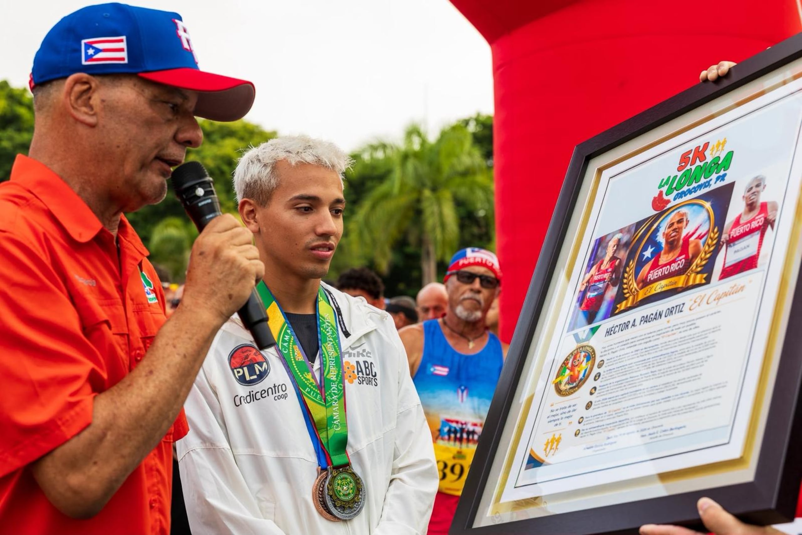 Héctor Pagán recibe reconocimiento.