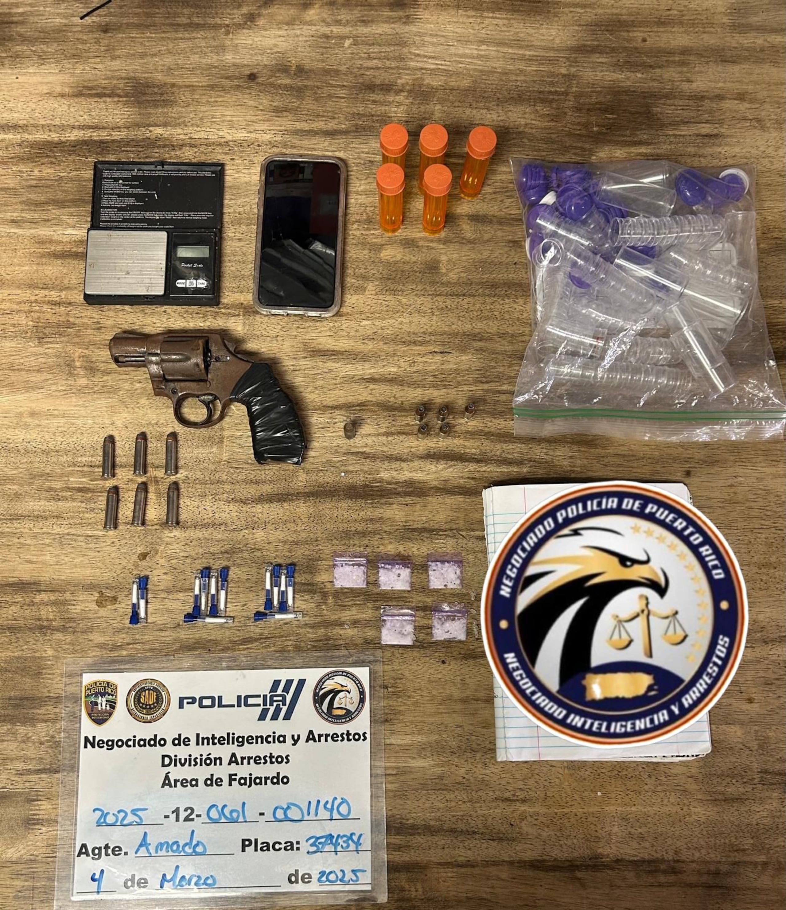 Arma ilegal y drogas ocupadas en un allanamiento en una residencia del barrio El Zarzal, en Río Grande.