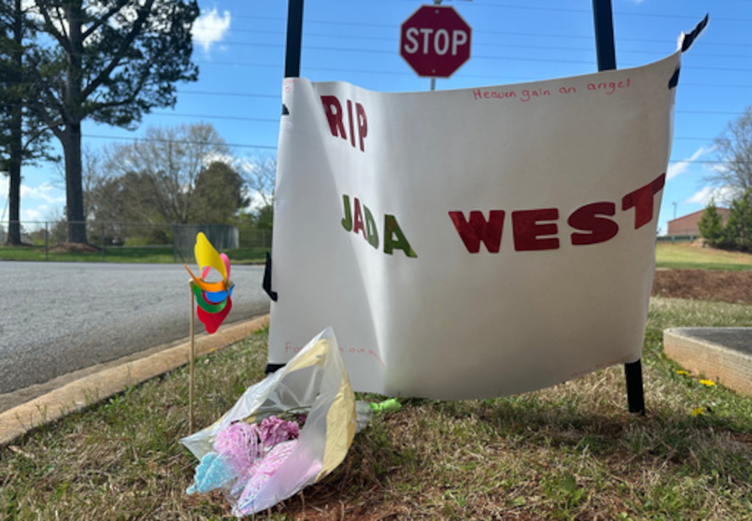Un cartel de papel en memoria de Jada West en su barrio de Villa Rica, Georgia, el miércoles 11 de marzo de 2026.