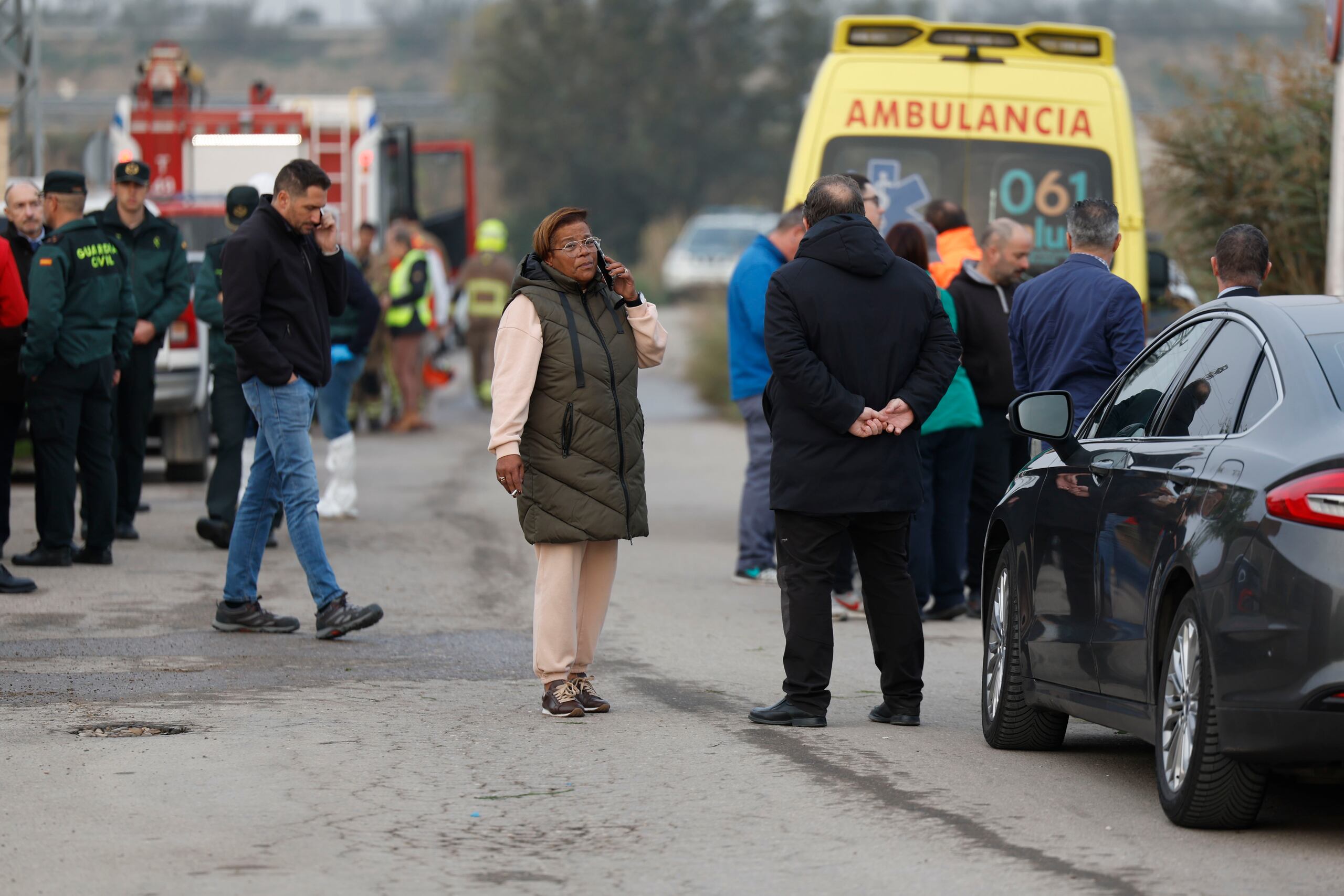 Miembros de los servicios de emergencia y familiares de residentes a las puertas de la residencia de mayores en Villafranca de Ebro (Zaragoza, norte), donde la madrugada de este viernes se declaró un incendio que causó diez muertos. EFE/ Javier Cebollada