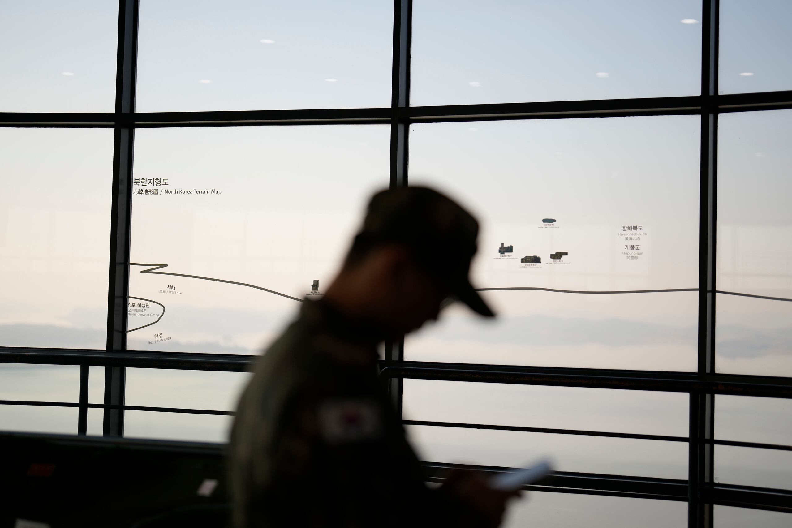 Un soldado fuera de servicio pasa cerca de un mapa de Corea del Norte en el observatorio de unificación en Paju, Corea del Sur, el martes 21 de noviembre de 2023. Corea del Norte le dijo a Japón el martes que hará un tercer intento de lanzar un satélite espía militar. en los próximos días, lo que llevó a sus vecinos a emitir una solicitud urgente para que el Norte no realice el lanzamiento en violación de las resoluciones del Consejo de Seguridad de la ONU. (Foto AP/Lee Jin-man)