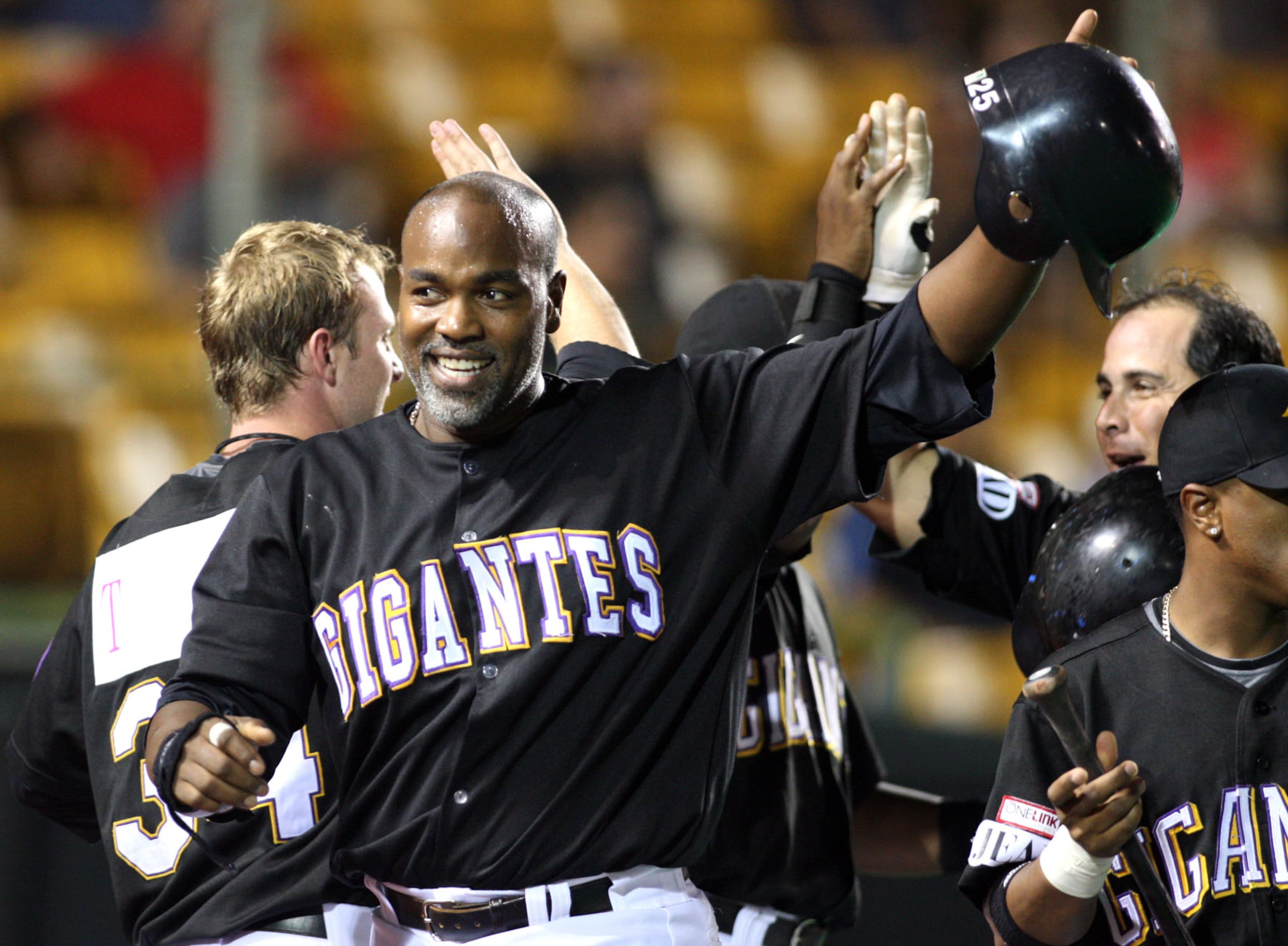 Carlos Delgado vistió el uniforme de los Gigantes de Carolina en su última temporada en la liga invernal.
