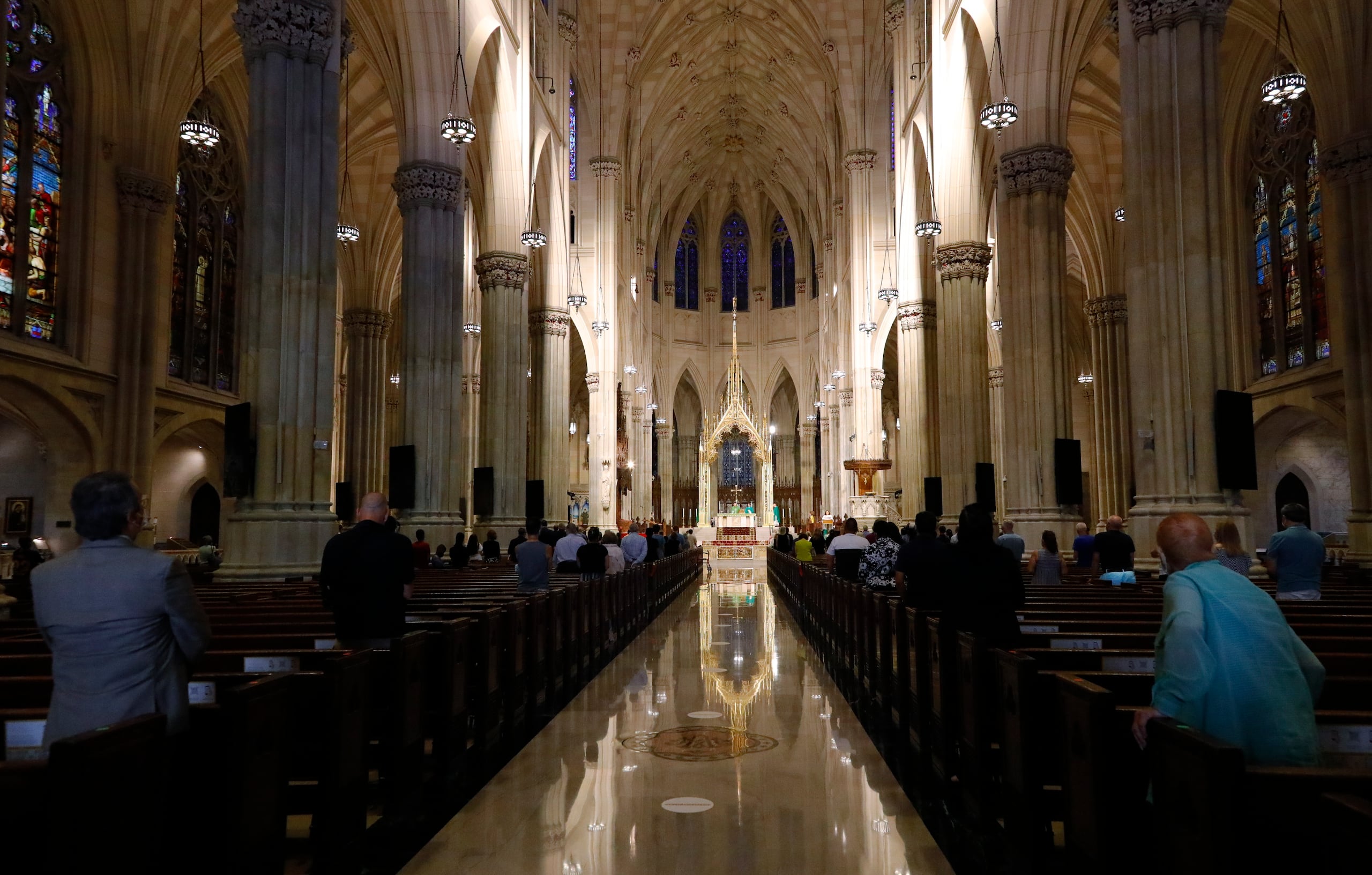 Fotografía de archivo donde se observa el interior de la icónica catedral de San Patricio, en la Quinta Avenida, en Nueva York. EFE/EPA/JASON SZENES