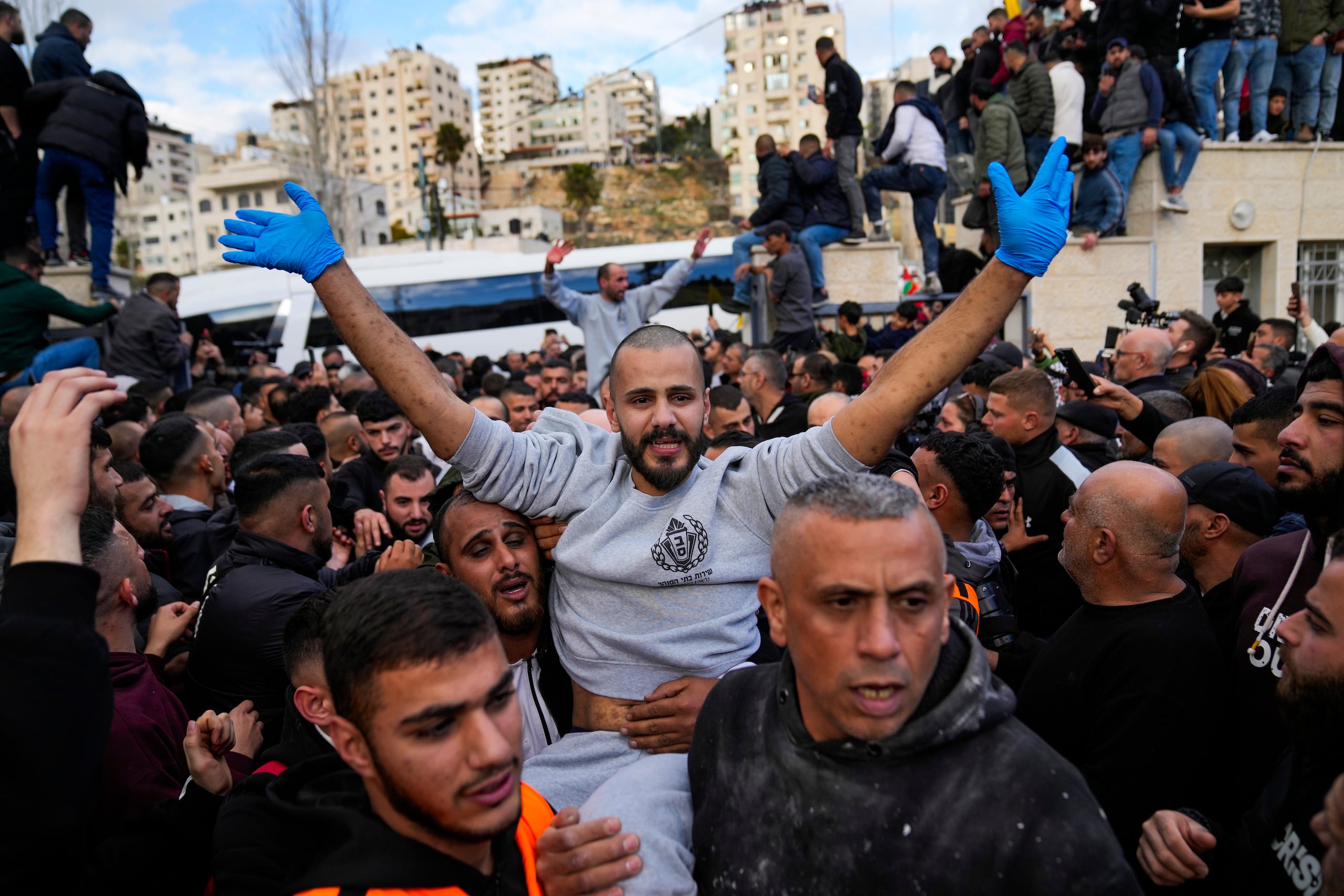 Prisioneros palestinos son recibidos por la multitud en Ramala, tras ser liberados de una cárcel israelí durante un intercambio de rehenes.