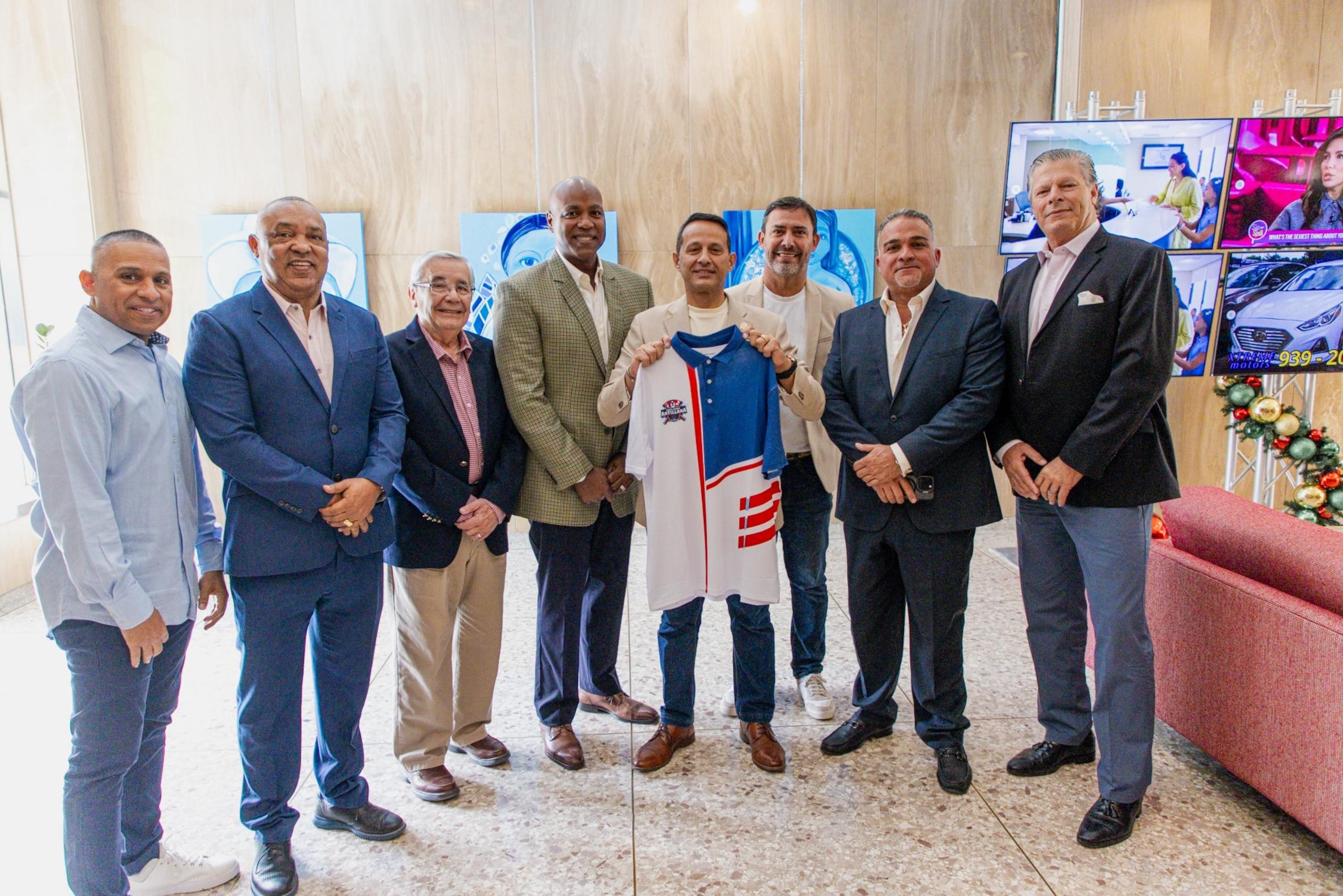 Un grupo de directivos del Municipio de Aguadilla y del Equipo Nacional de Béisbol posan junto a Carlos Delgado, quien dirigirá a Puerto Rico en el torneo.
