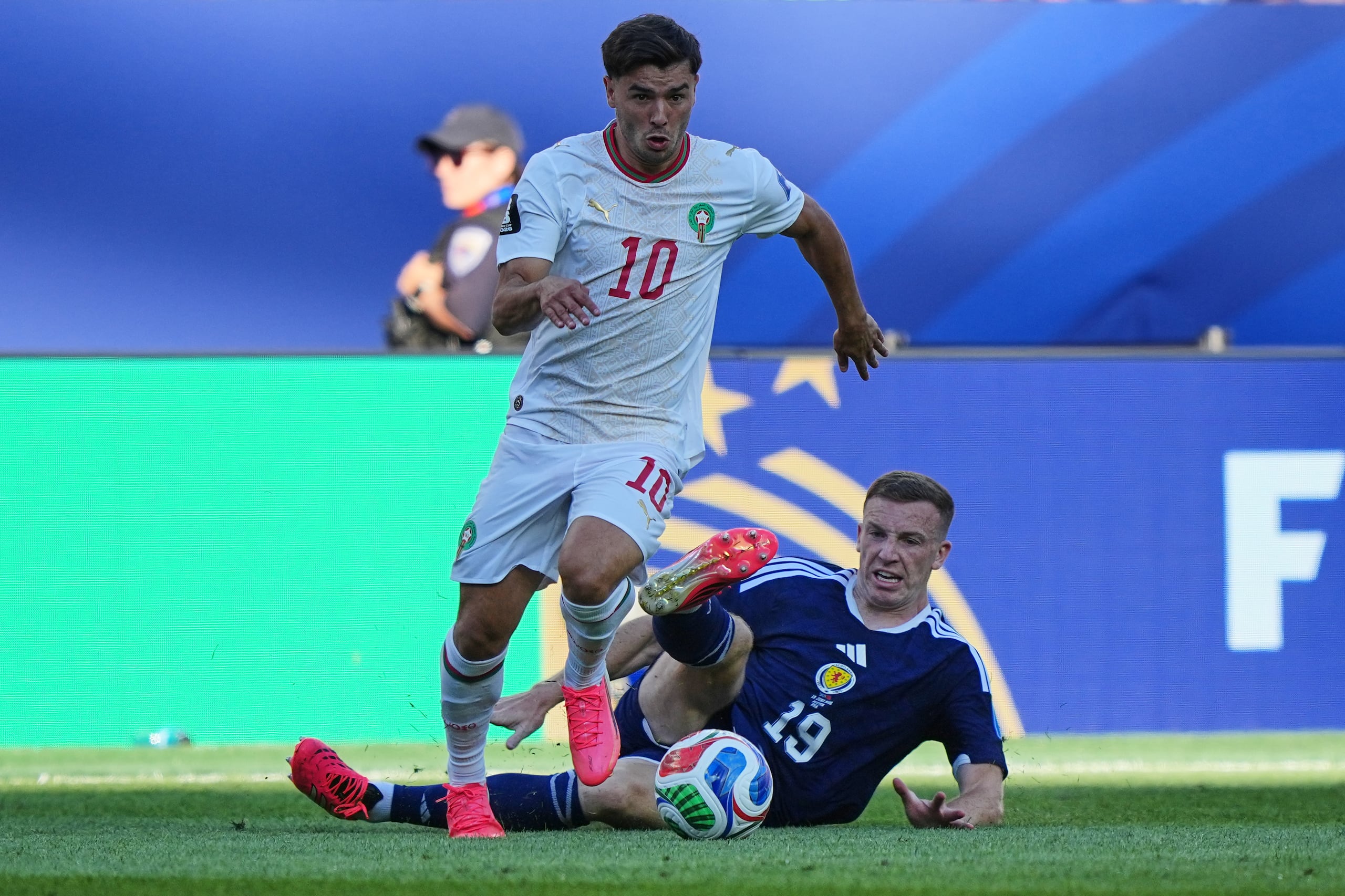 El escocés Lewis Ferguson, a la derecha, disputa el balón con el marroquí Brahim Díaz en el Mundial.