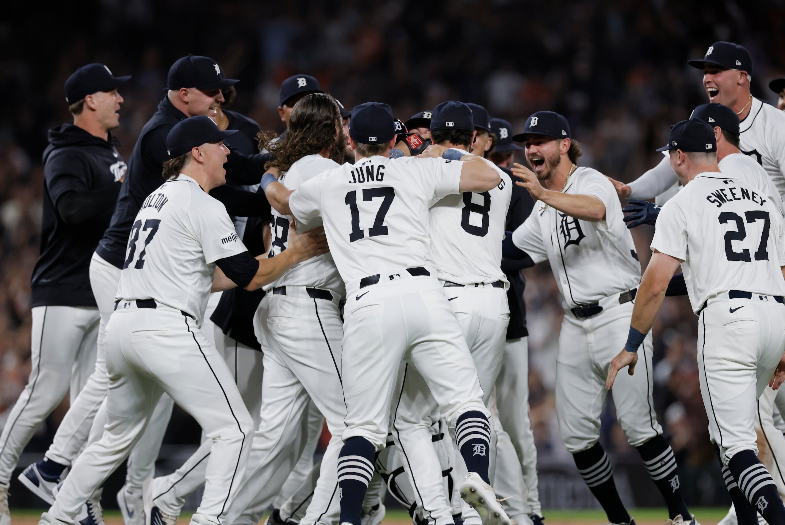 Los Tigres de Detroit, incluyendo a Tyler Holton (87), Jace Jung (17), Matt Vierling (8), Zach McKinstry, Trey Sweeney (27) y Kerry Carpenter, celebran tras vencer a los White Sox de Chicago para asegurar un boleto en el comodín de la postemporada de las Grandes Ligas.