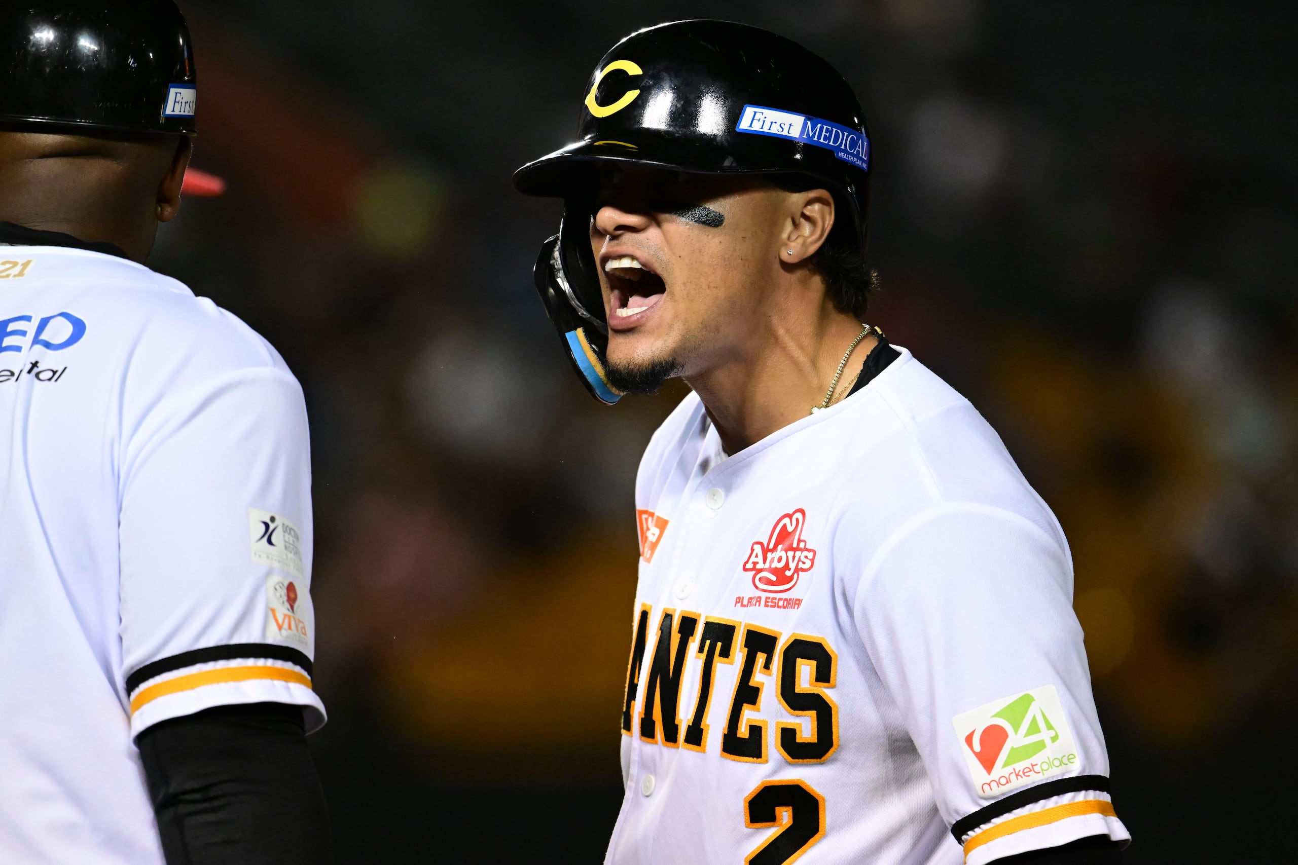 Bryan Torres festeja un imparable durante la postemporada del béisbol invernal.